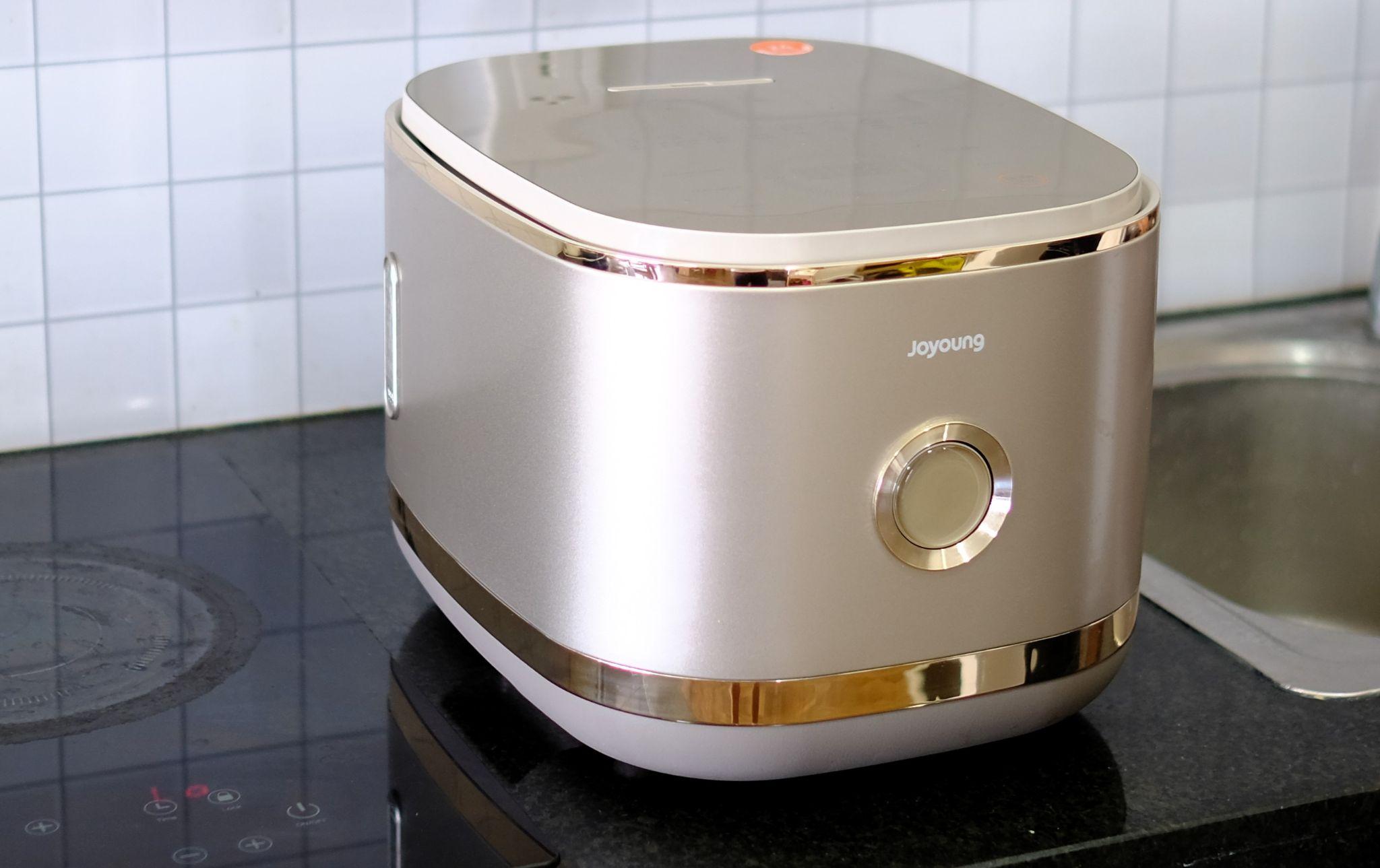 Phần thân của chiếc nồi cơm điện có nút tròn ở giữa vừa tạo điểm nhấn vừa có thể giúp mở nắp nồi cơm điện nhanh chóng.