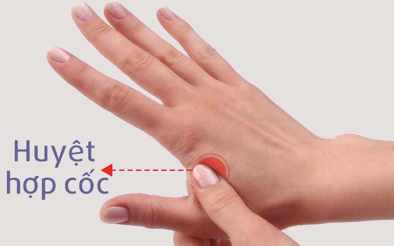 Hình ảnh bấm huyệt Hợp Cốc để giảm đau đầu
