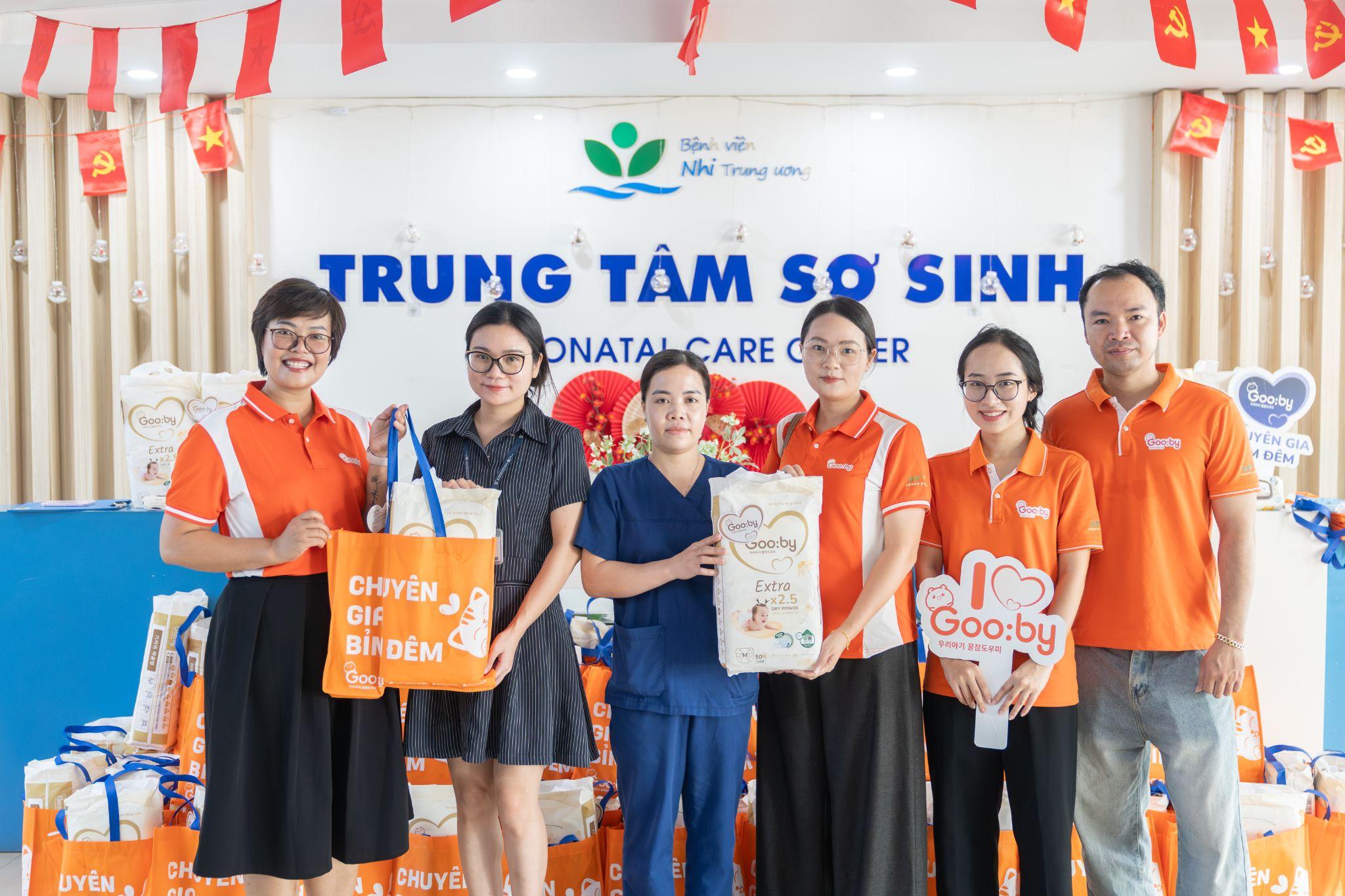 Đại diện Green Star trao tặng các phần quà tới Bệnh viện Nhi Trung ương