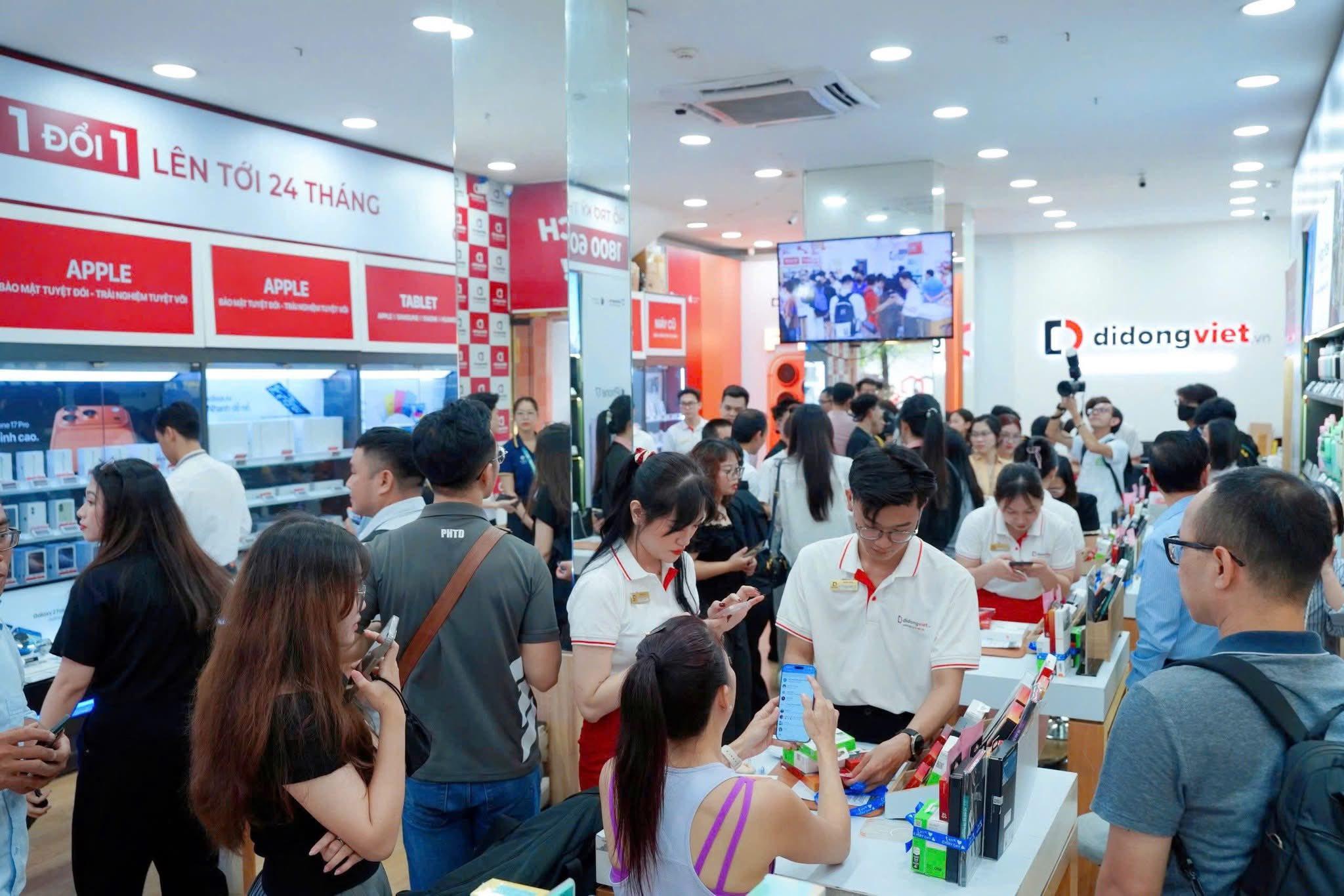 Đông đảo khách hàng chọn Di Động Việt để có thể sở hữu iPhone sớm, giá tốt, không cần chờ đợi.