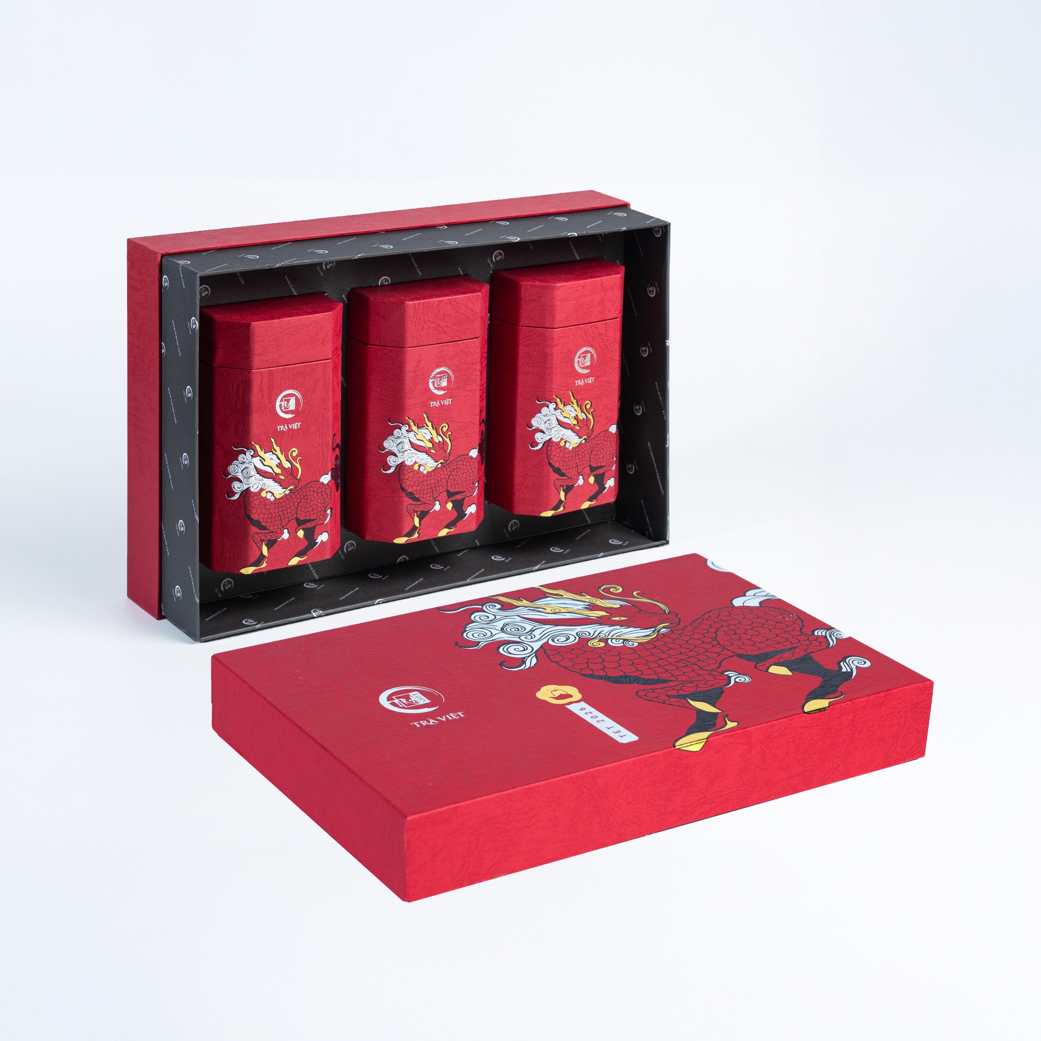 Hộp quà Tết “Long Mã”, bên trong hộp kết hợp giữa trà ngon và hạt dinh dưỡng lành mạnh