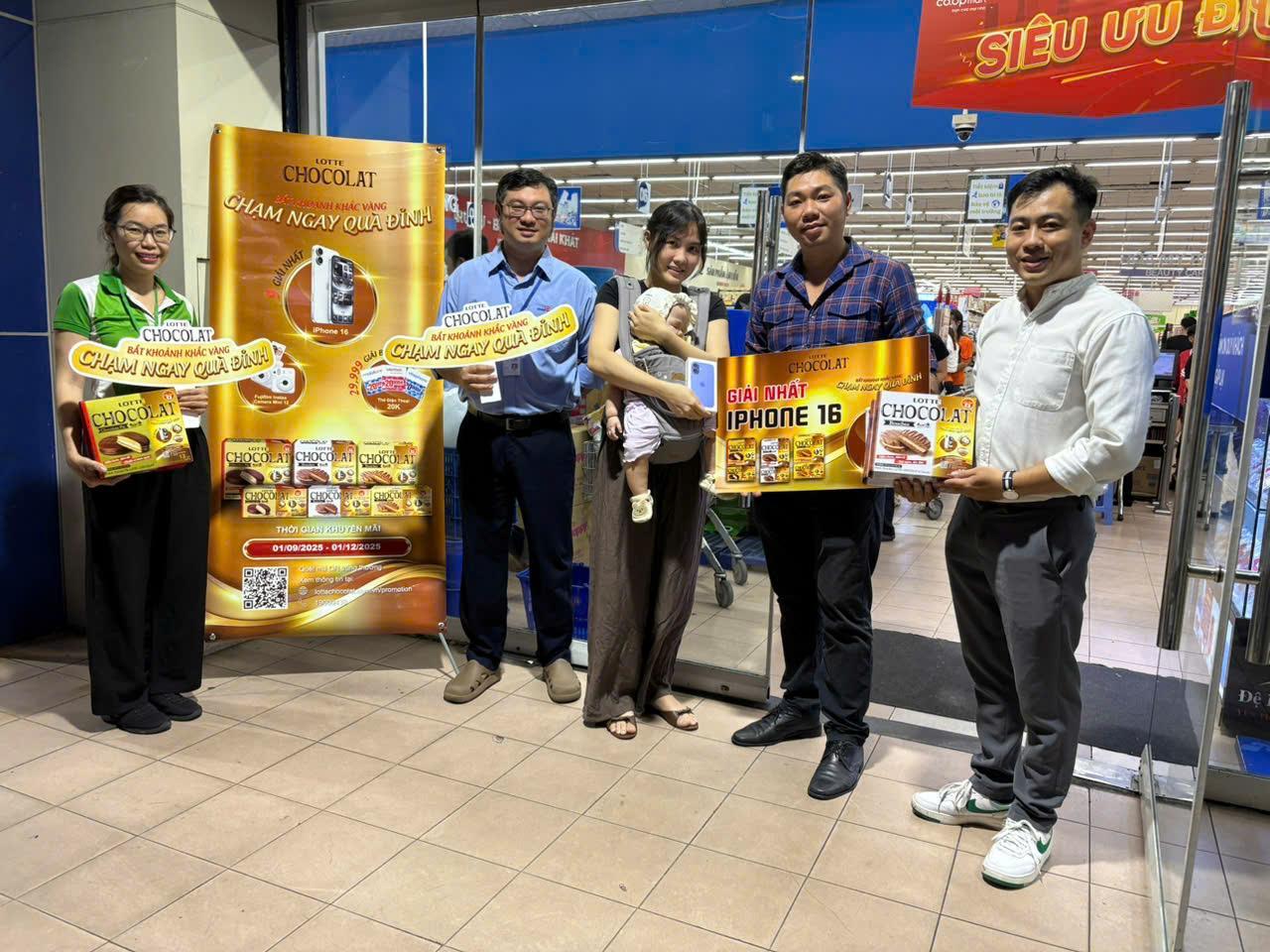 Lotte Chocolat trao giải cho gia đình chị Nhi - khách hàng trúng giải Nhất của chương trình Bắt khoảnh khắc vàng - Chạm ngay quà đỉnh