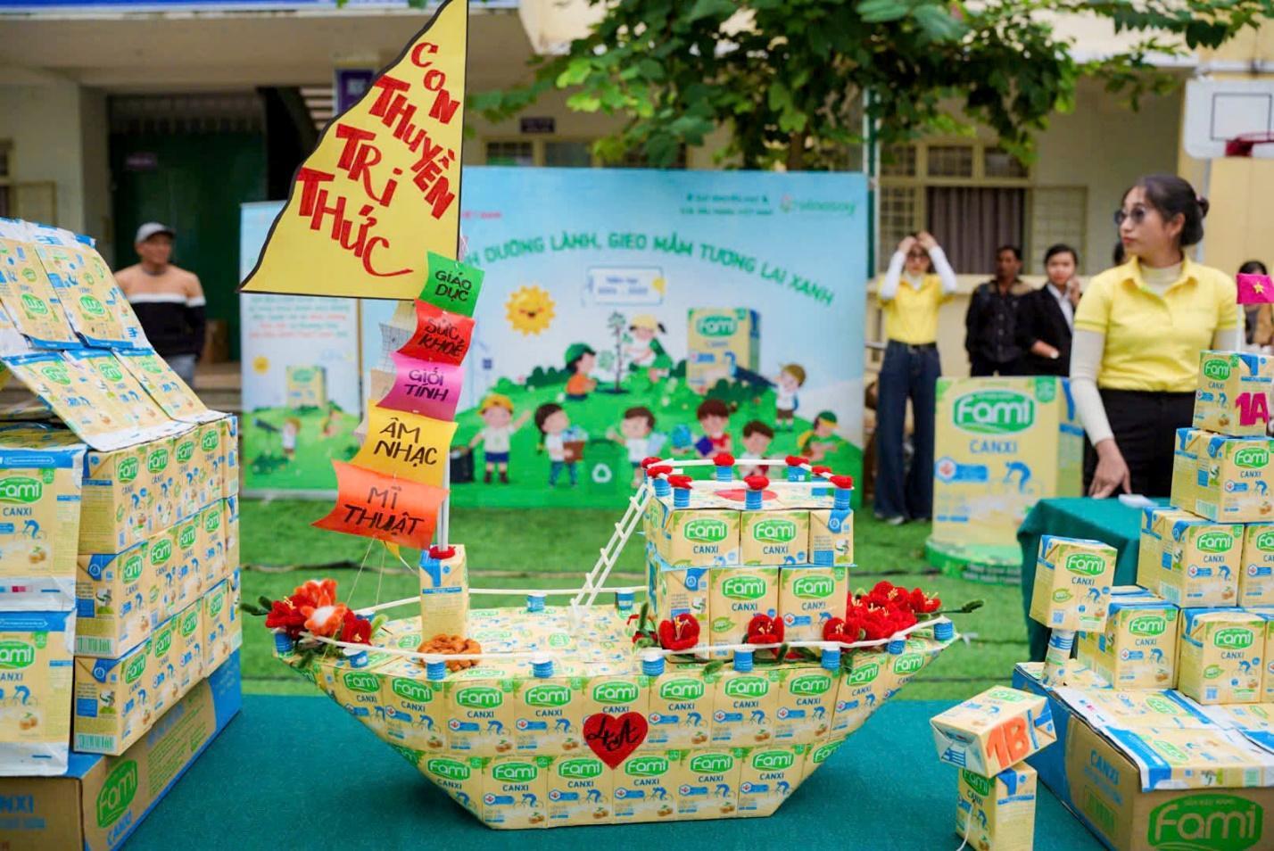 Công trình sáng tạo “con thuyền tri thức” của các em học sinh lớp 4A học bán trú.