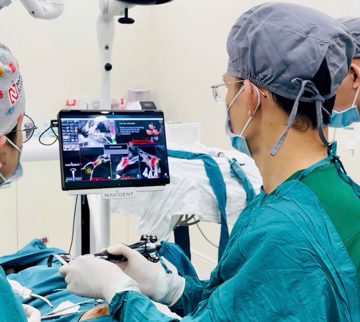 Kết hợp cùng hệ thống định vị động, ThS.BS Dương Minh Tùng giúp mỗi ca trồng răng trở nên nhanh gọn, chính xác.