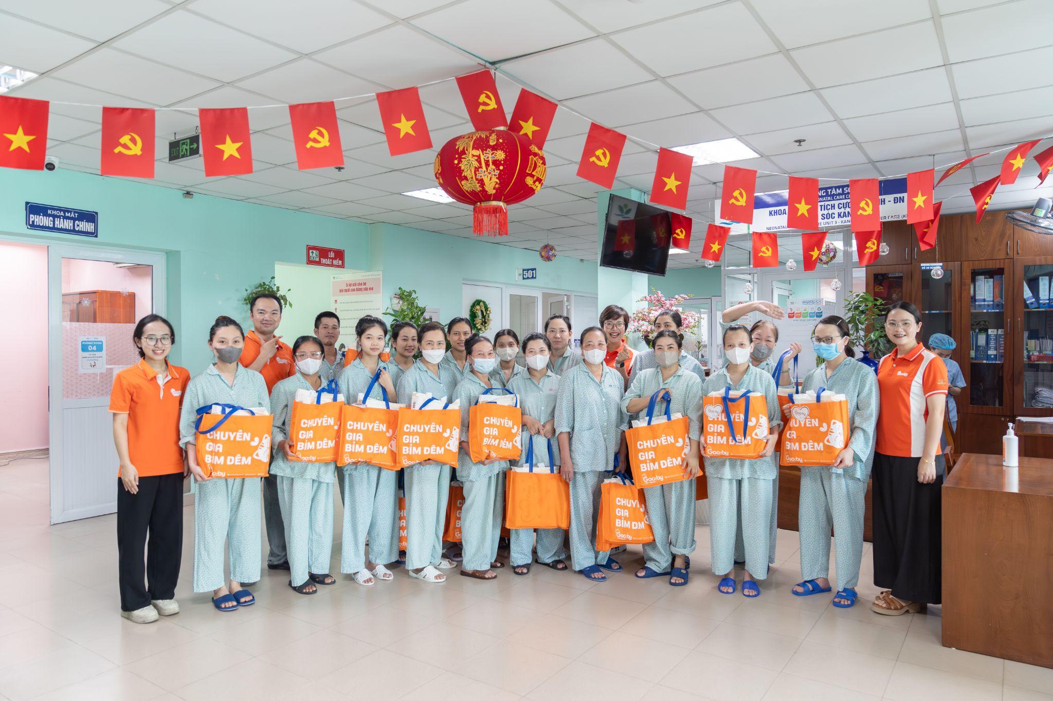 Green Stars cùng các sản phụ tại Bệnh viện Nhi Trung ương