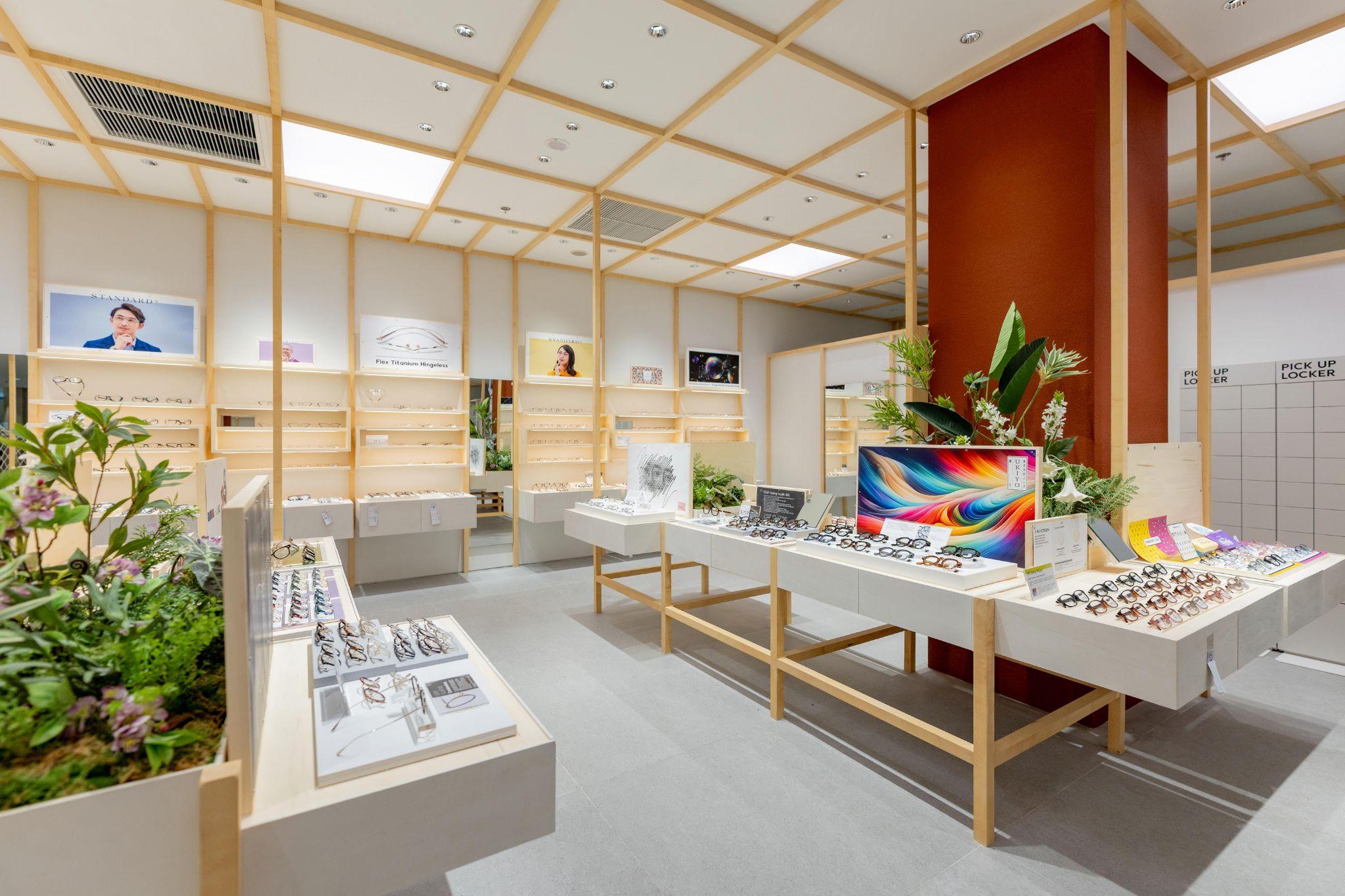 Cửa hàng JINS đầu tiên tại Việt Nam chuẩn bị khai trương ở Saigon Centre với tone sáng, tối giản, đậm vibe Nhật Bản, nhìn thôi đã muốn bước vào thử kính liền!