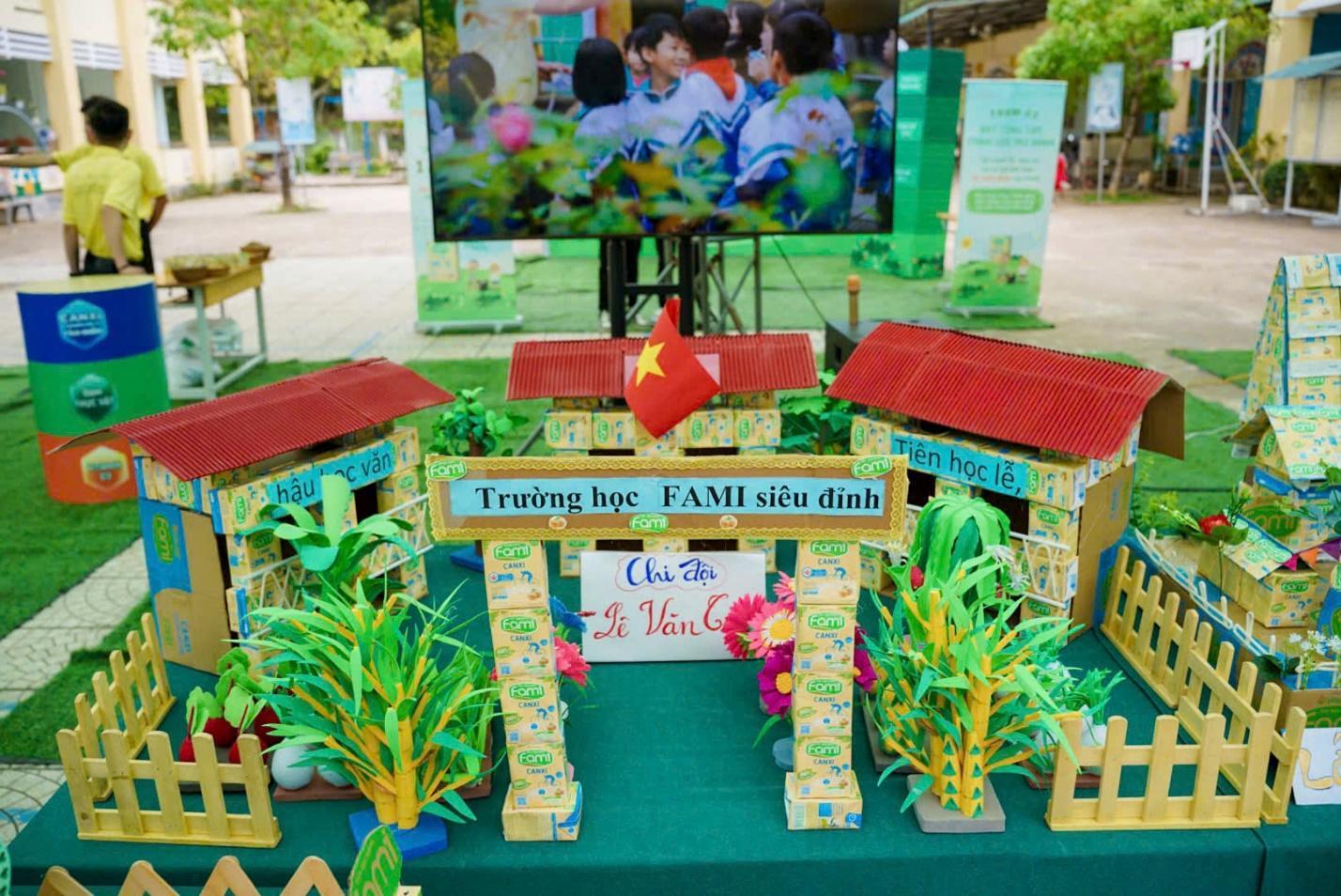 “Trường học Fami siêu đỉnh” dạy trẻ điều lành từ vỏ hộp sữa đậu nành.