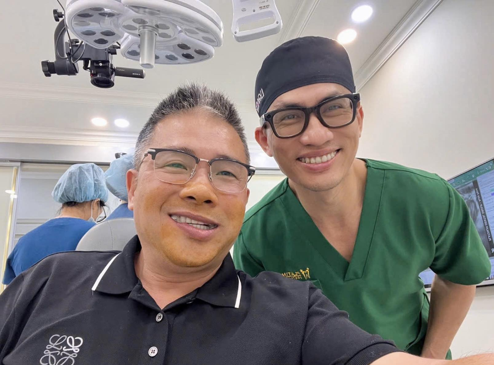 Khoảnh khắc được ghi lại ngay sau khi hoàn tất ca cấy ghép 3 trụ Implant của anh Lâm Sơn tại Platinum Dental Group