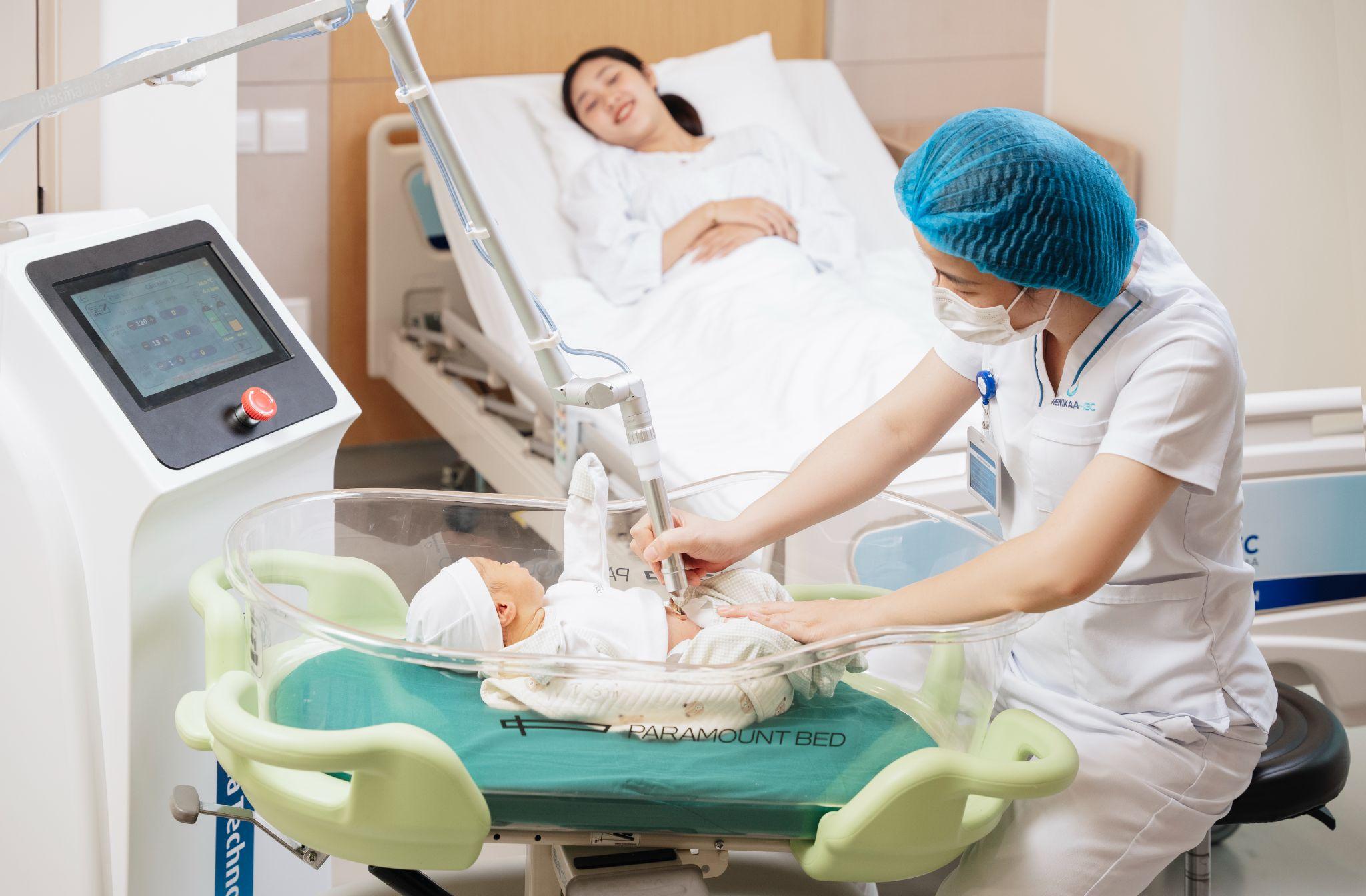 Mẹ và bé được lưu viện trong phòng chuẩn quốc tế, dịch vụ chăm sóc chu đáo