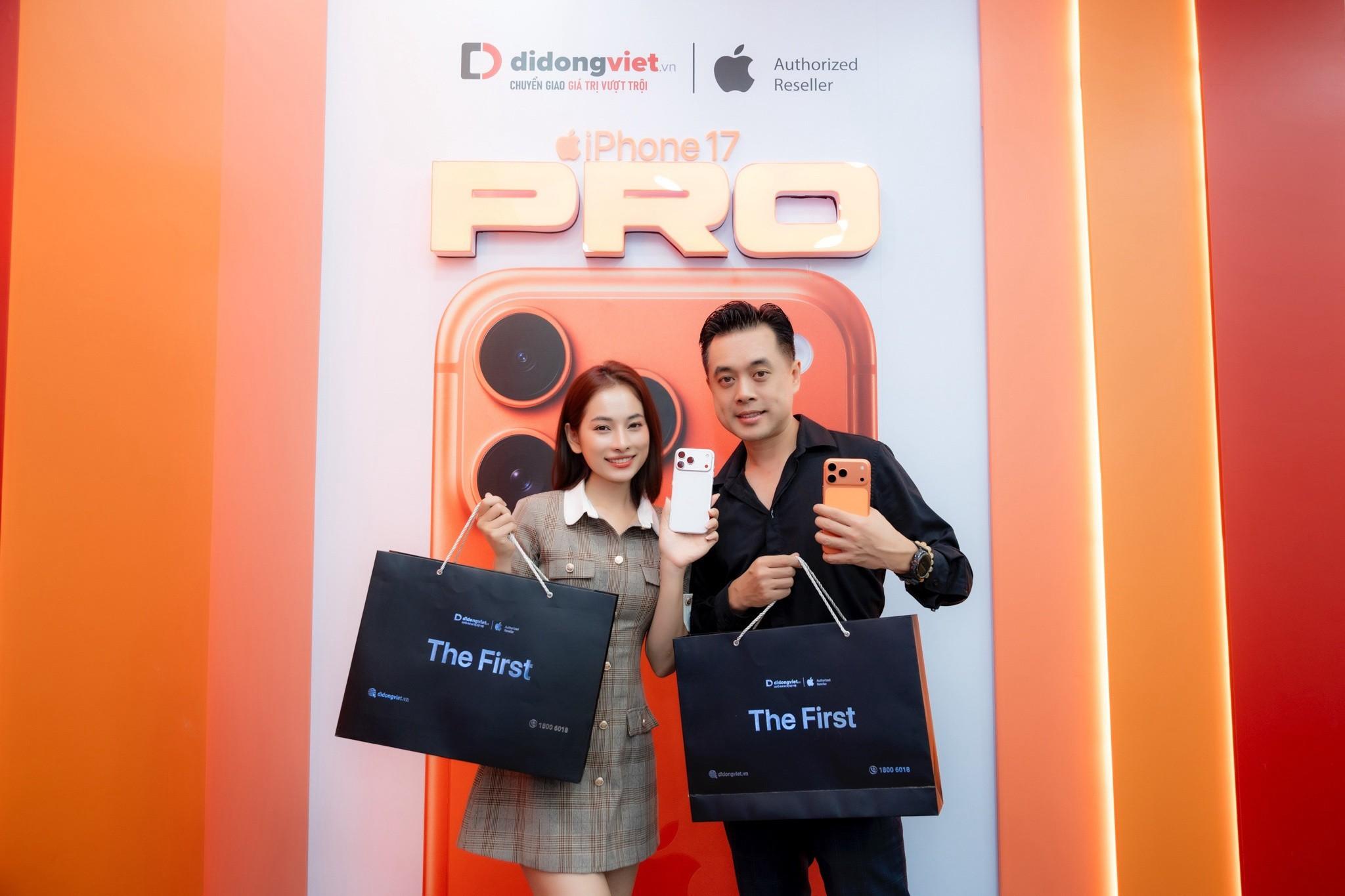 Vợ chồng nhạc sĩ Dương Khắc Linh check-in với iPhone mới.