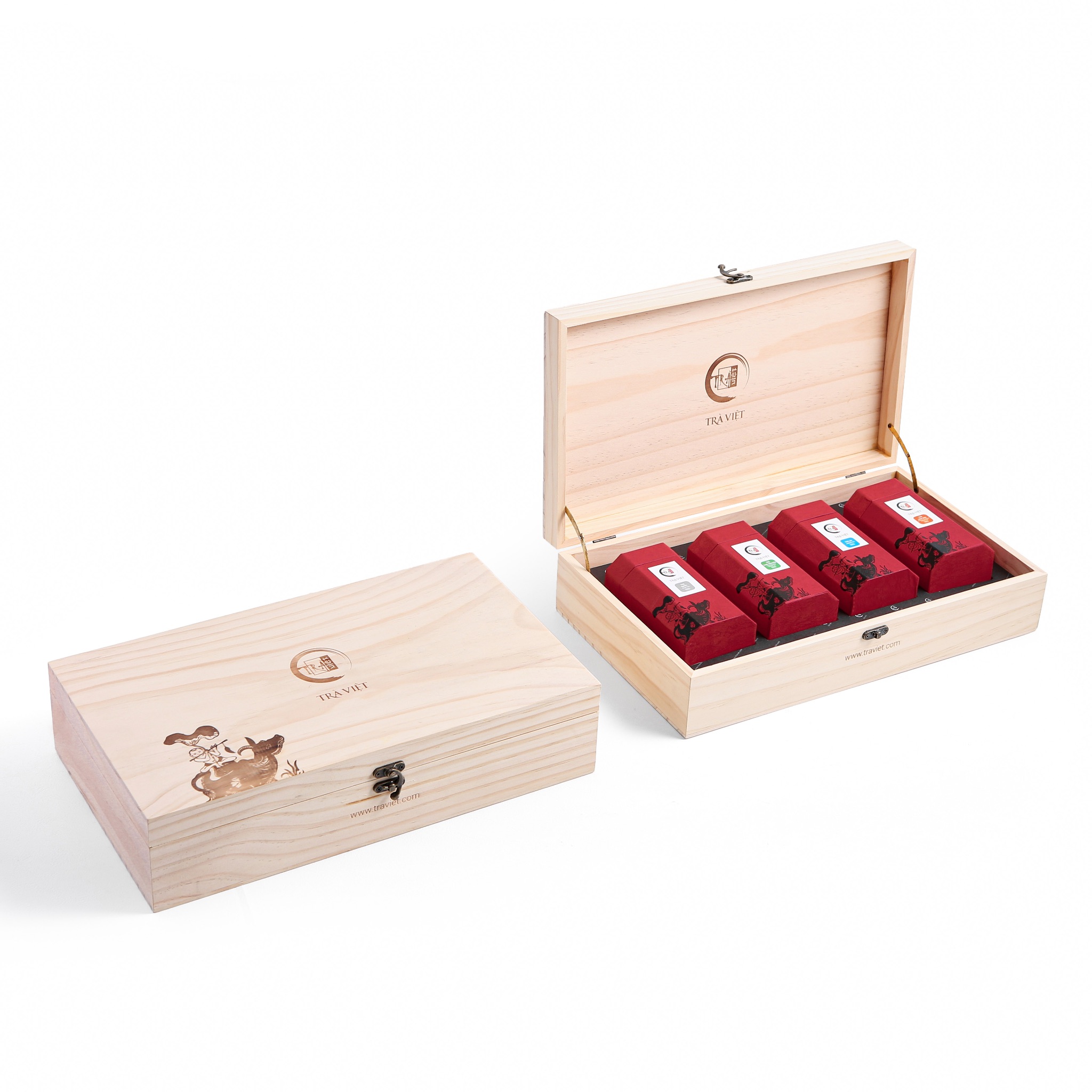 Những hộp quà tết bằng gỗ thông trắng sang trọng của Trà Việt