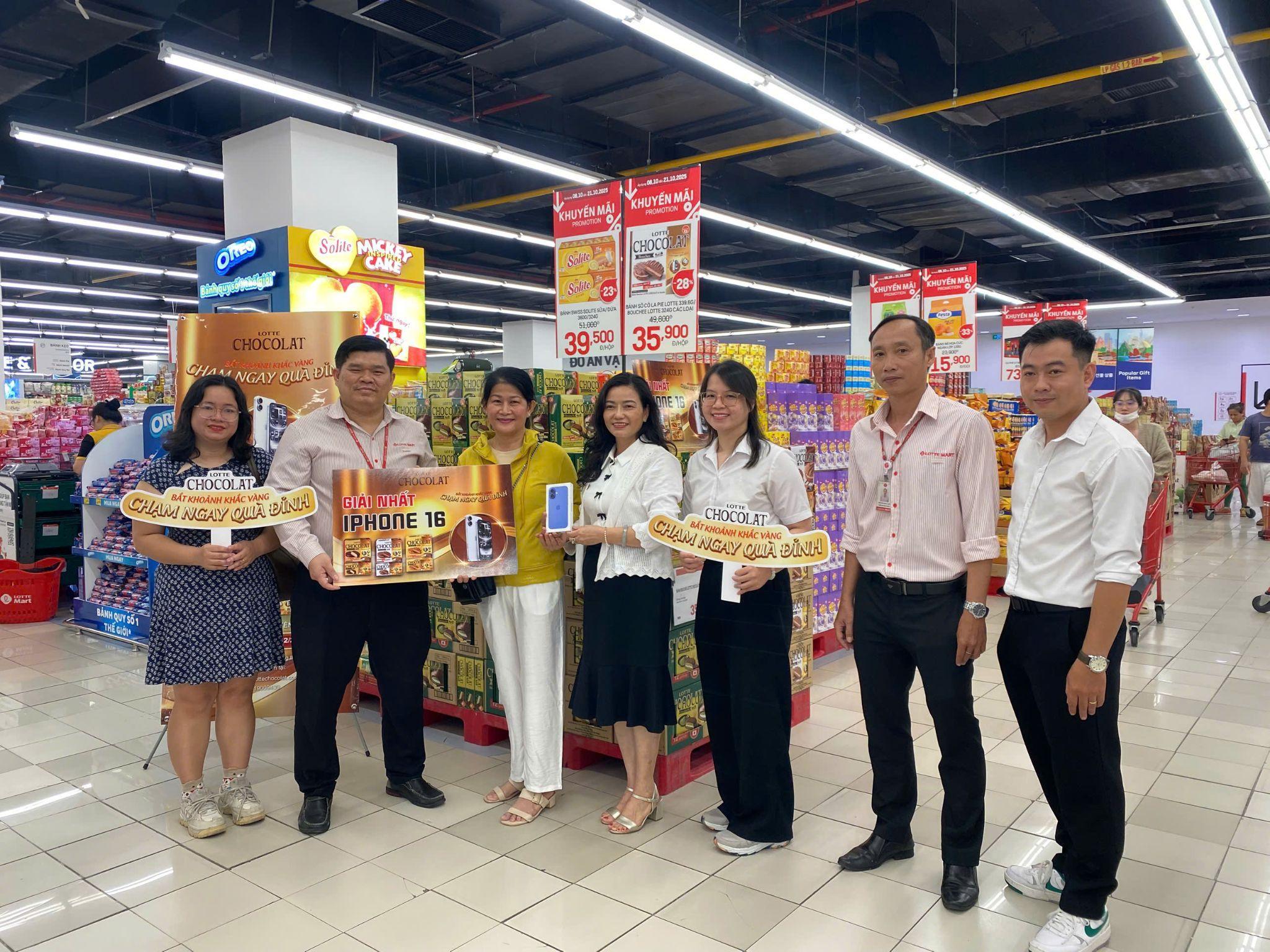 Chị Kim Hồng (TP.HCM) - khách hàng may mắn trúng giải Nhất (iPhone 16) từ Lotte Chocolat