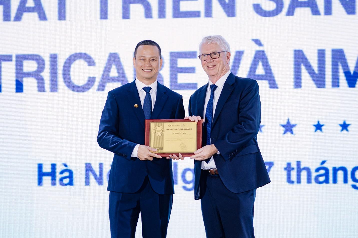 Ông Nguyễn Đức Minh - Tổng Giám đốc Nutricare và Tiến sĩ David Clark - Viện trưởng Viện Dinh dưỡng Y học Nutricare Hoa Kỳ (NMNI-USA) cam kết đẩy mạnh hợp tác nghiên cứu và phát triển các giải pháp dinh dưỡng miễn dịch