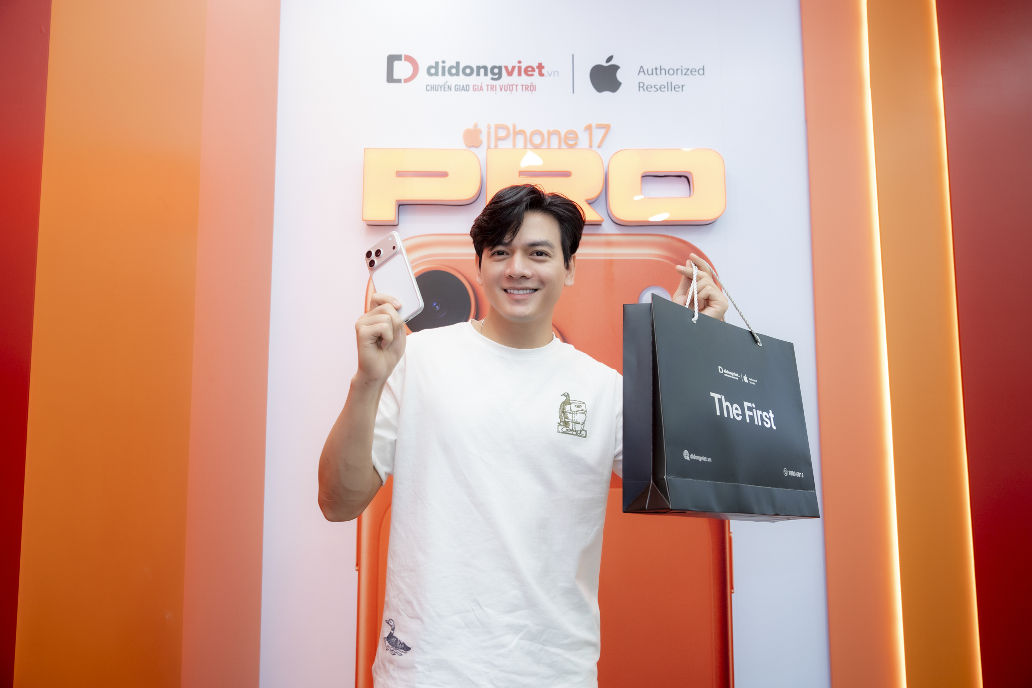 Diễn viên Lê Xuân Tiền chọn iPhone 17 Pro Max phiên bản màu bạc.