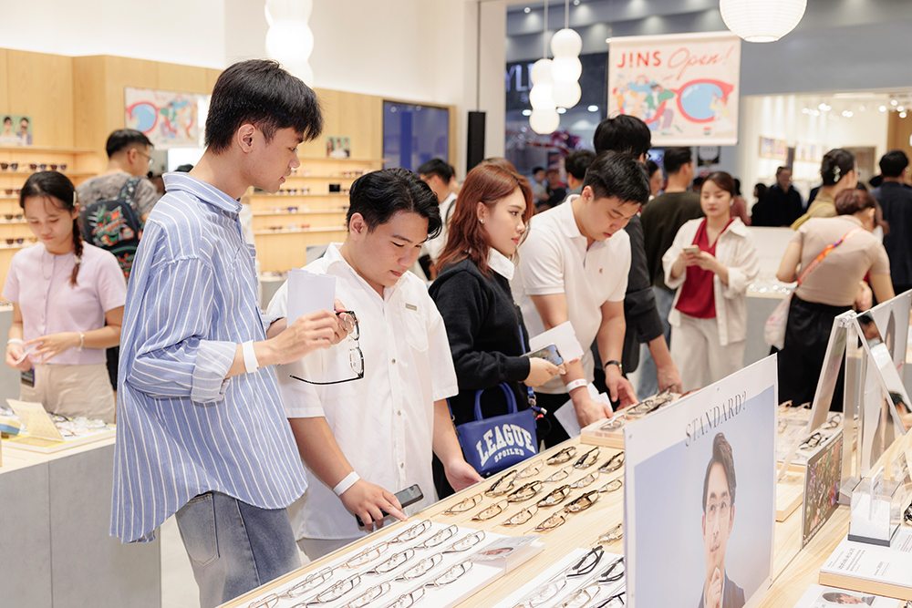 Không gian cửa hàng JINS trở nên sôi động trong ngày khai trương, thu hút đông đảo khách hàng đến tham quan và trải nghiệm các bộ sưu tập kính mới.