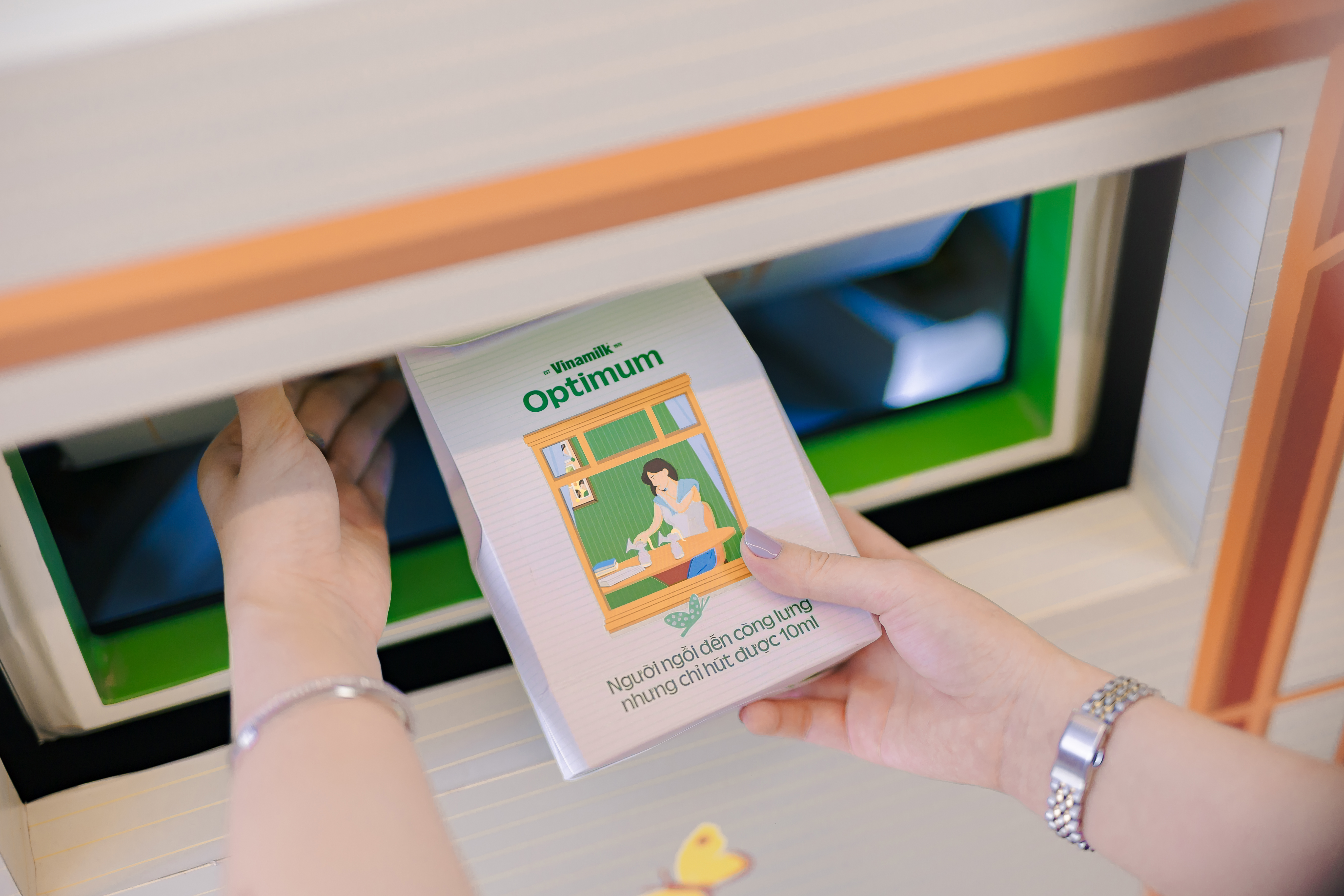 Những món quà nhỏ ý nghĩa cùng đồng hành và tiếp thêm yêu thương cho mẹ. Ảnh: Vinamilk