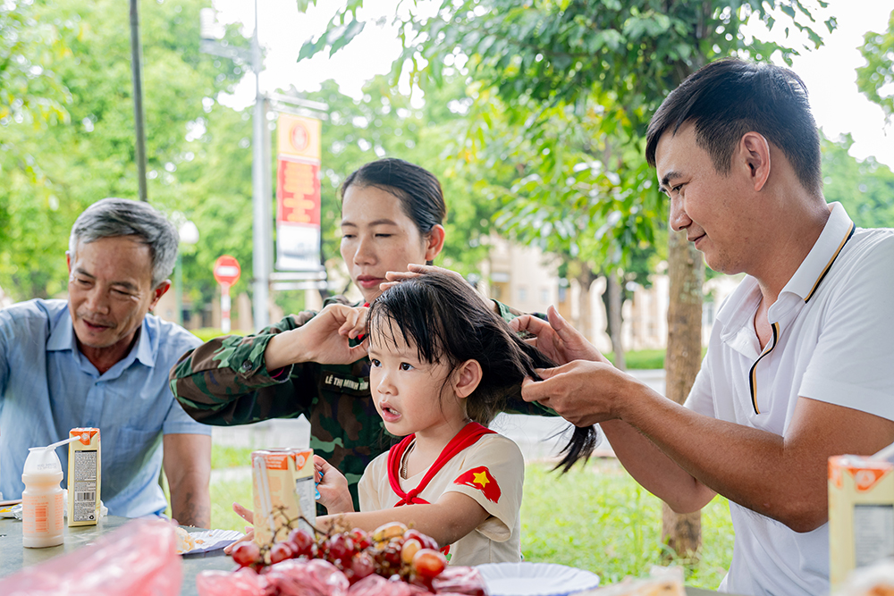 Vinamilk Optimum với công thức chứa 6 HMO đầu tiên tại Việt Nam, đồng hành cùng hậu phương nuôi dưỡng con trẻ. Ảnh: Vinamilk