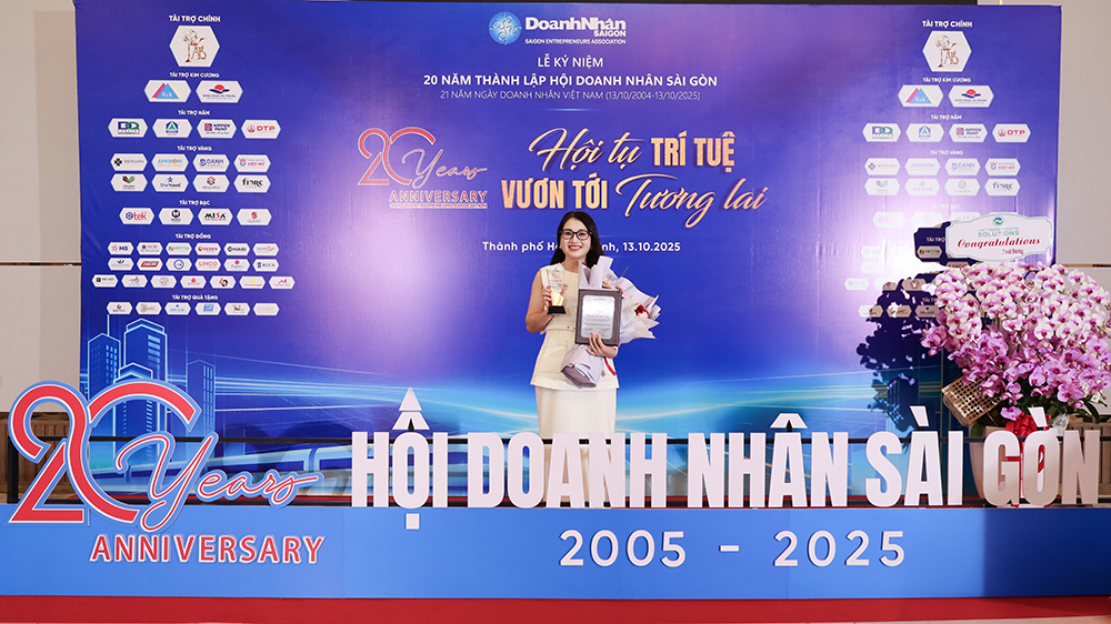 CEO Uuviet Solutions - Bà Đào Ngọc Thanh Uyên tại Lễ Kỷ Niệm 20 Năm Thành Lập Hội Doanh Nhân Sài Gòn, trở thành gương mặt tiêu biểu được đề cử trong nhiều hạng mục vinh danh