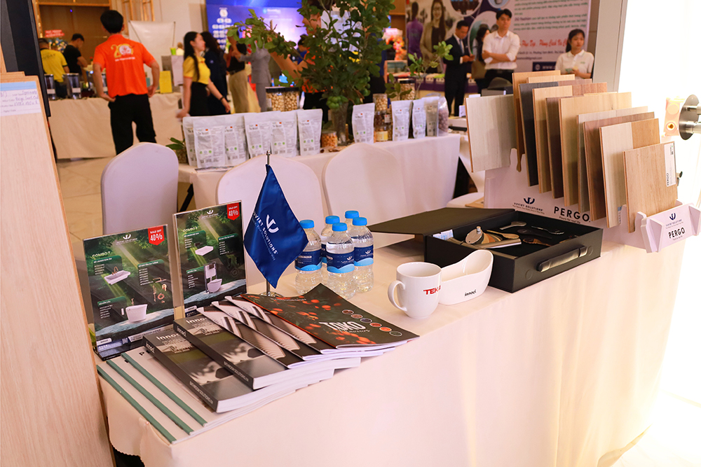 Khu vực trưng bày các sản phẩm của nhiều doanh nghiệp tại sự kiện Lễ Kỷ Niệm 20 Năm Thành Lập Hội Doanh Nhân Sài Gòn diễn ra vào ngày 13/10/2025