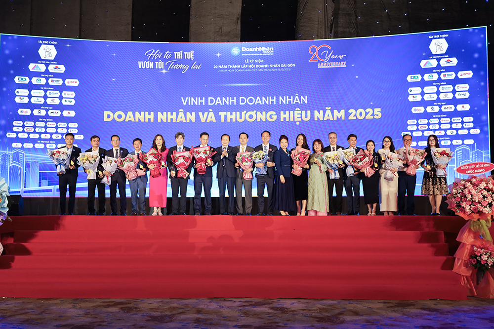 Bà Đào Ngọc Thanh Uyên - CEO Uuviet Solutions (đứng thứ ba - từ bên phải) xuất hiện trong bảng vinh danh top 50 “Doanh nhân và Thương hiệu năm 2025”