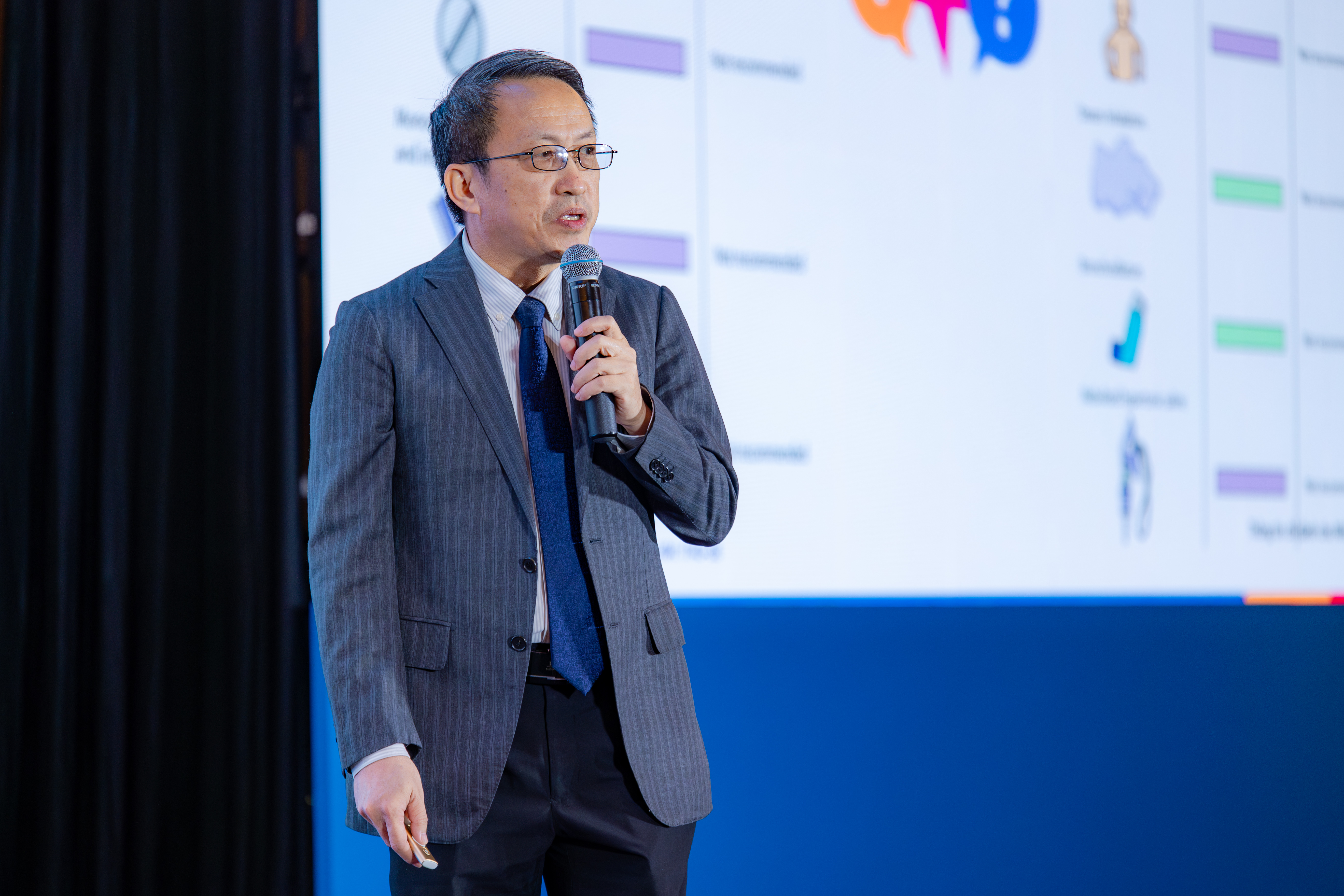 PGS.TS.BS. Bùi Bỉnh Bảo Sơn, Phó Chủ tịch Hội Hô Hấp Việt Nam, Phó Chủ tịch Chi Hội Hô Hấp Nhi Việt Nam chia sẻ tại hội thảo.