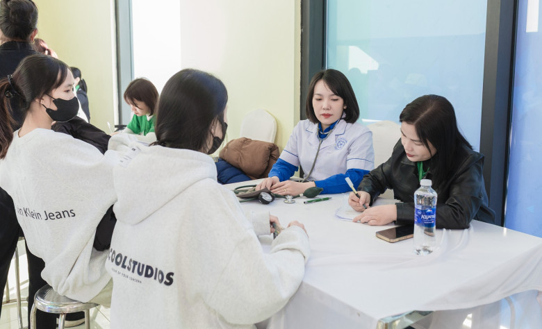 Nhiều bạn trẻ tham gia khám sức khỏe tại sự kiện “Sống Khỏe Mỗi Ngày 2025”.