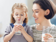 Mẹ có thể uống sữa bột của con không? Có ảnh hưởng gì không?