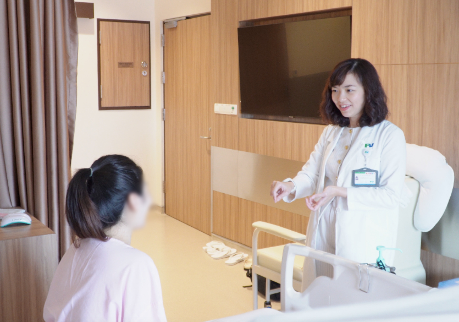 Bé gái con chị M. chào đời khỏe mạnh nhờ được bác sĩ Võ Thị Thanh Vân và êkíp khoa sản FV Thomson kiểm soát tốt thai kỳ nguy cơ cao. Ảnh: FV