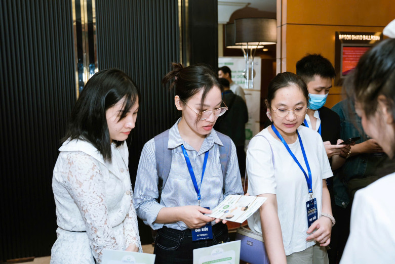 Các bác sĩ đang tìm hiểu sản phẩm tại gian hàng Orgalife trong hội nghị khoa học thường niên ERAS 2025