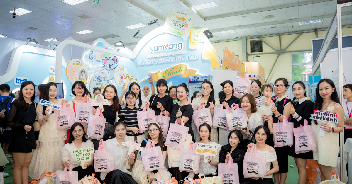 Cộng đồng mẹ bỉm xây kênh - mẹ Coca lựa chọn trải nghiệm gian hàng phô mai DeVinch tại sự kiện VietbabyFair