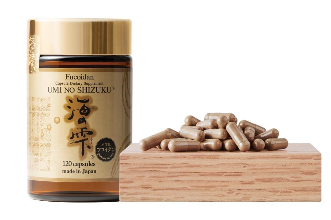 Thực phẩm bảo vệ sức khỏe Fucoidan UMI NO SHIZUKU dạng viên. Sản phẩm với sự kết hợp từ chất Fucoidan chiết xuất tảo nâu Mozuku, tảo nâu Mekabu và bột tinh chế từ nấm Agaricus, vỏ viên nang HPMC.