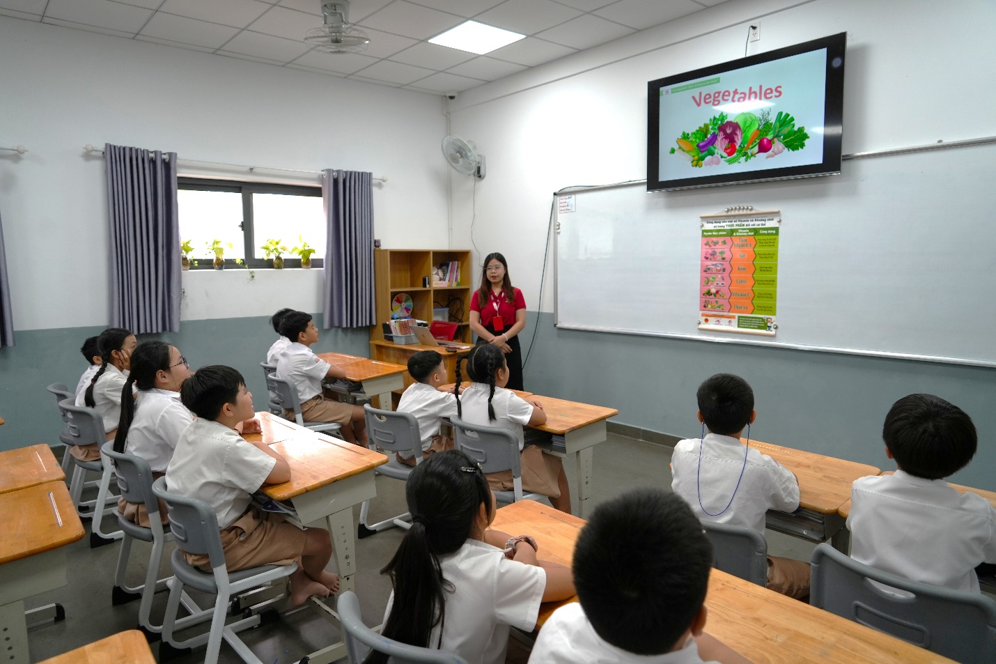 Các em học sinh trong giờ giáo dục dinh dưỡng “Ba phút thay đổi nhận thức”.