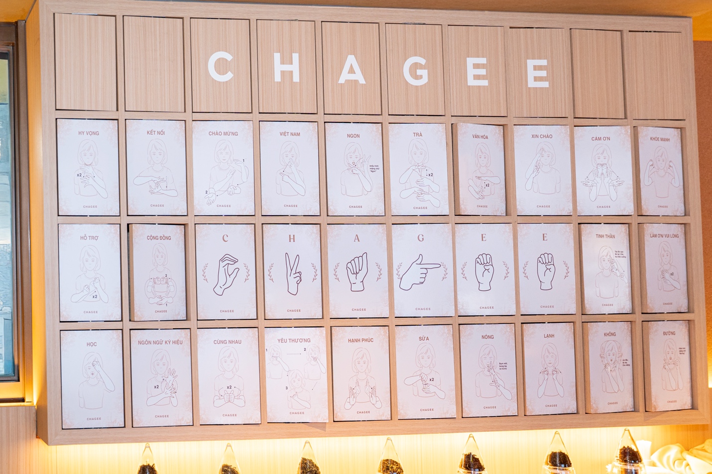 Nếu muốn chủ động tiếp cận và trao đổi với các barista, khách hàng chỉ cần tham khảo ngay trên bức tranh tường có ngôn ngữ ký hiệu để tự học cách giao tiếp cơ bản.