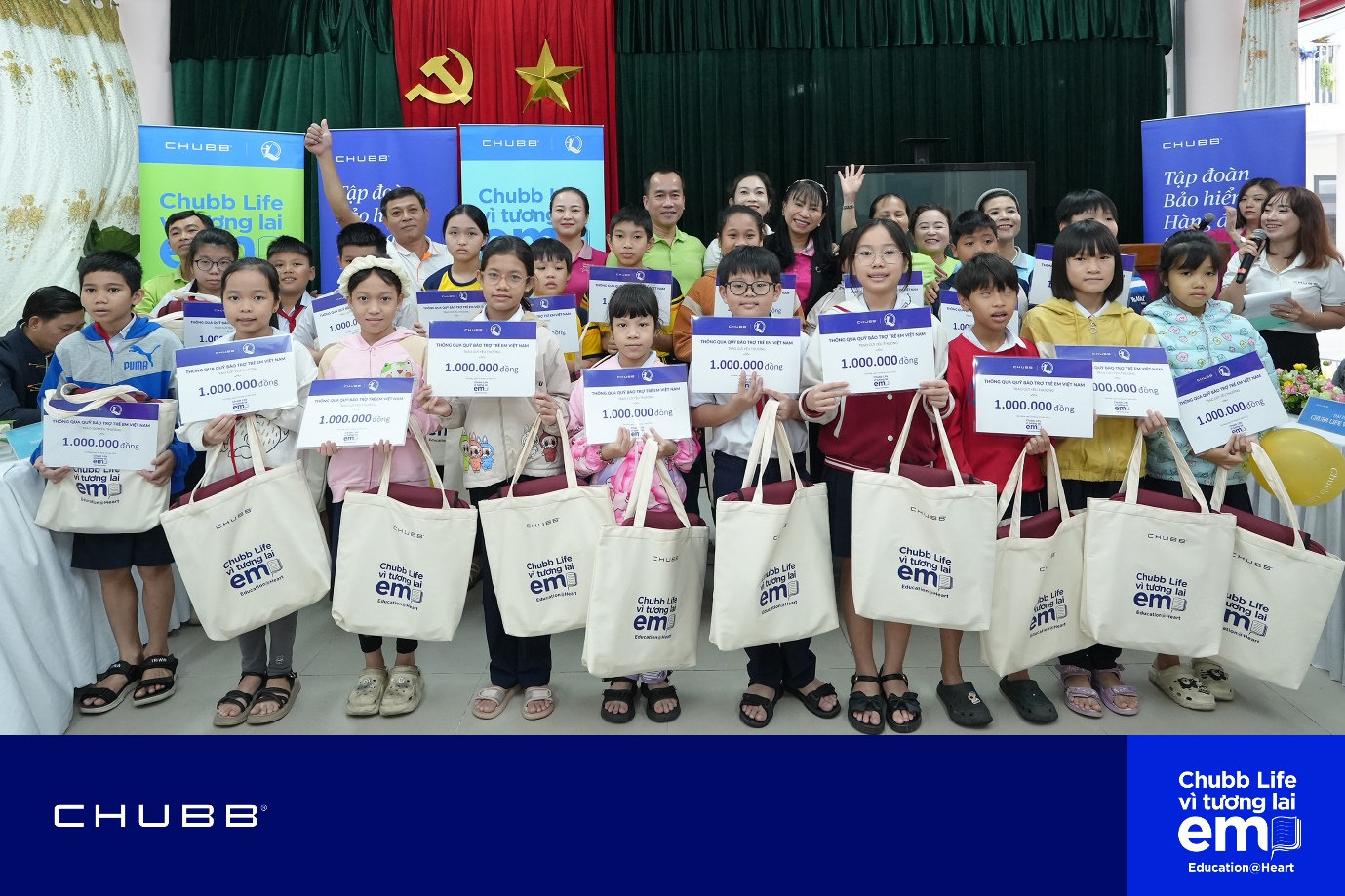 Những suất học bổng từ chương trình “Chubb Life – Vì Tương Lai Em” được đối tác, đội ngũ kinh doanh trao tận tay các em học sinh, góp phần tiếp thêm động lực để các em vững bước đến trường.