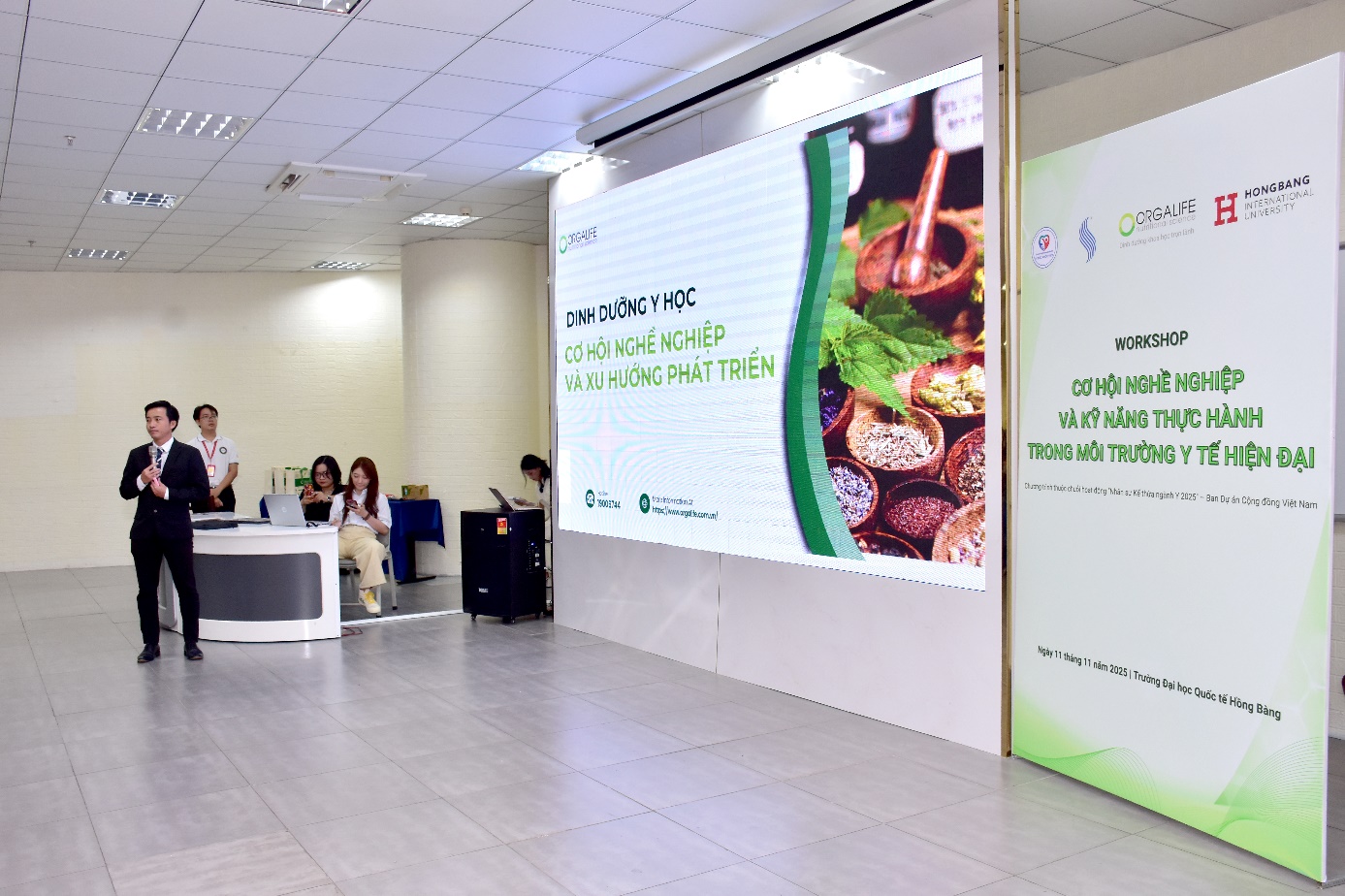 Ông Nguyễn Nhất Phi - Phó Tổng giám đốc Orgalife chia sẻ tại sự kiện về xu hướng ngành dinh dưỡng y học cùng các cơ hội nghề nghiệp tại Orgalife. Nguồn: Orgalife