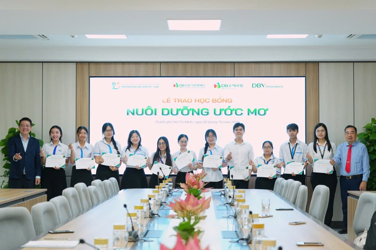 Công ty Cổ phần Tập đoàn Bảo hiểm DBV trao tặng học bổng cho 12 sinh viên Trường Đại học Kinh tế - Luật, ĐHQG Tp.HCM