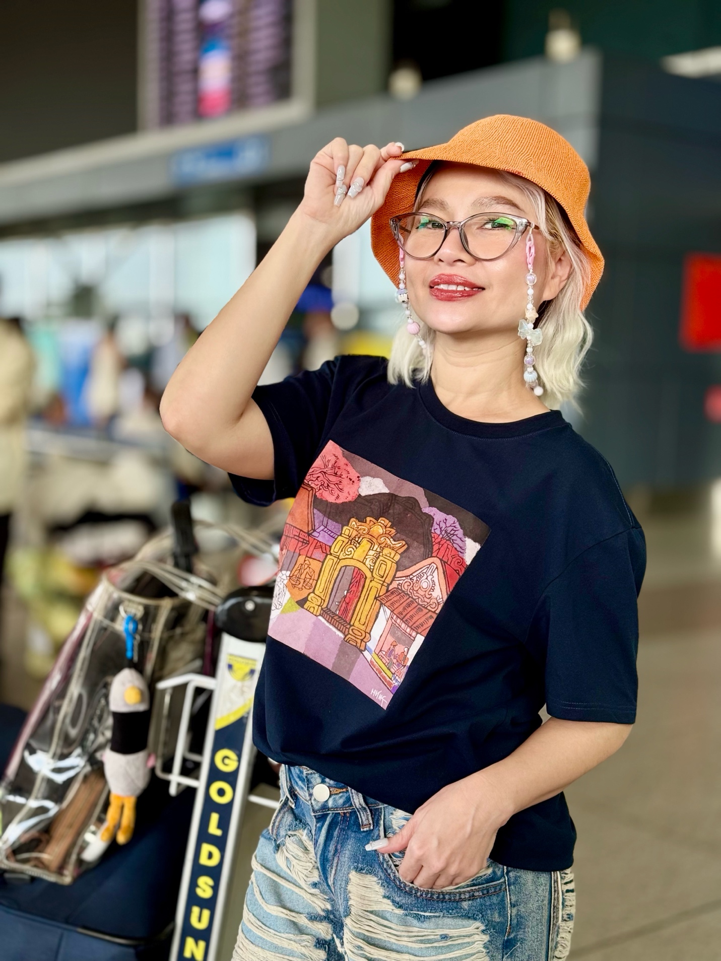 Phong cách trẻ trung, năng động của CEO Tuyết Nhi ở sân bay khi lên đường đi du học ngắn hạn ở New Zealand sáng nay, 17/10.