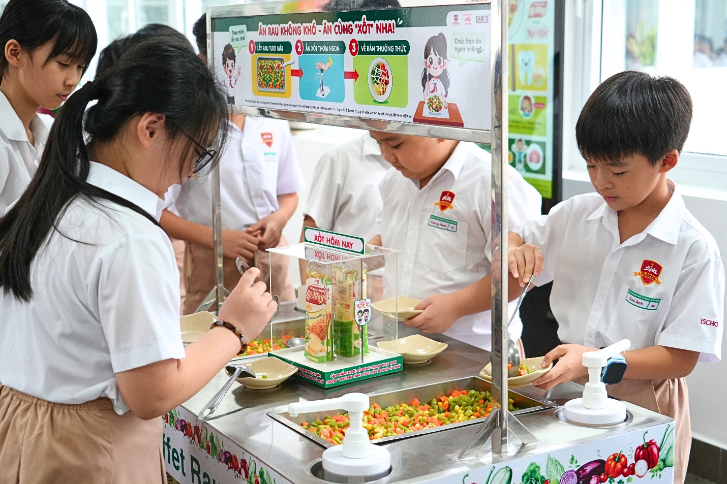 Quầy Buffet Rau, một trong những sáng kiến của Ajinomoto Việt Nam khuyến khích học sinh ăn nhiều rau xanh hơn.
