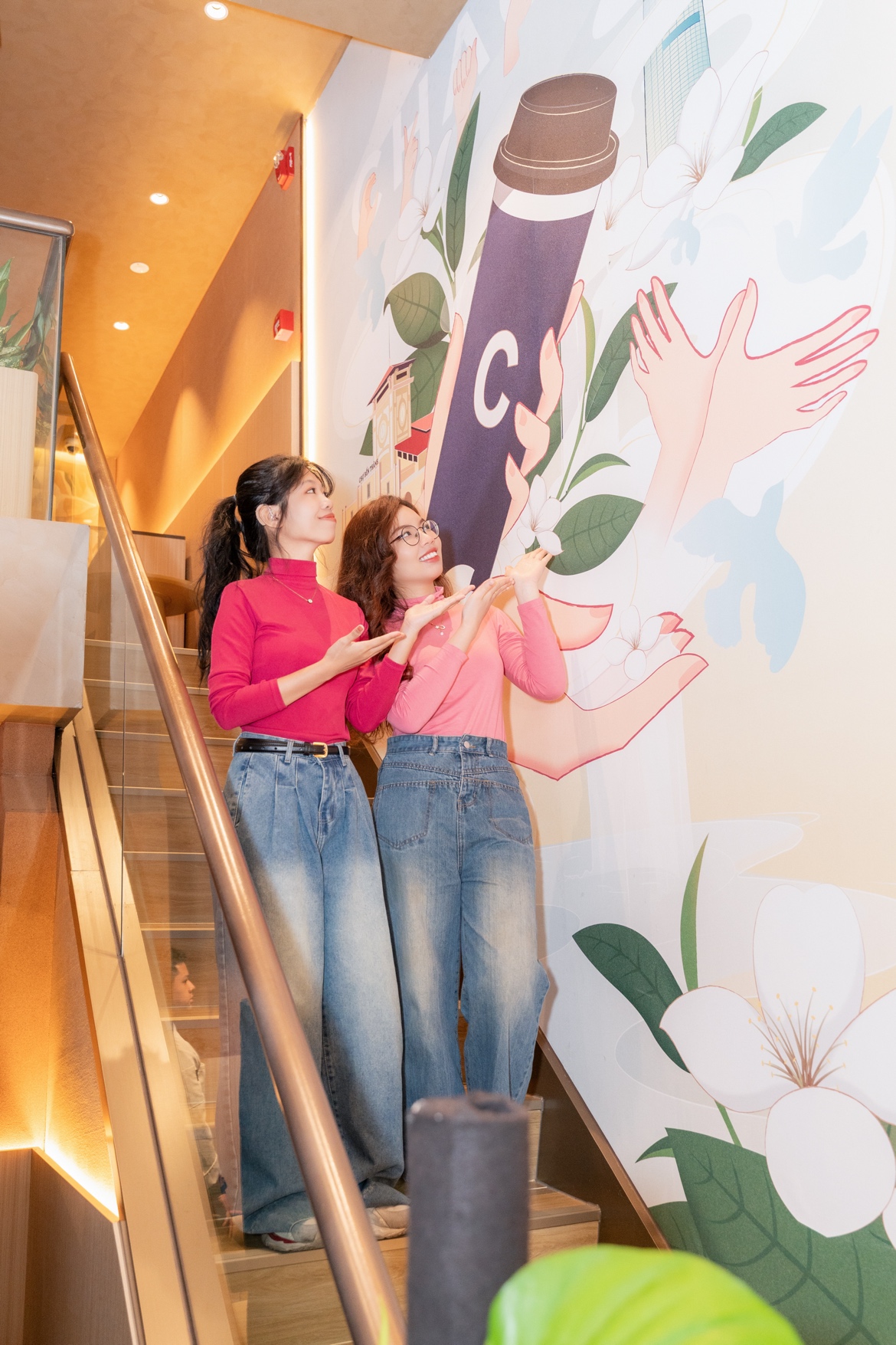 Hình ảnh bàn tay, một biểu tượng của sự kết nối trong Cộng đồng Người Điếc và Người Khiếm Thính nâng đỡ ly trà, thể hiện khát khao gắn kết, gửi trao chân thành từ những giá trị nhỏ nhất.