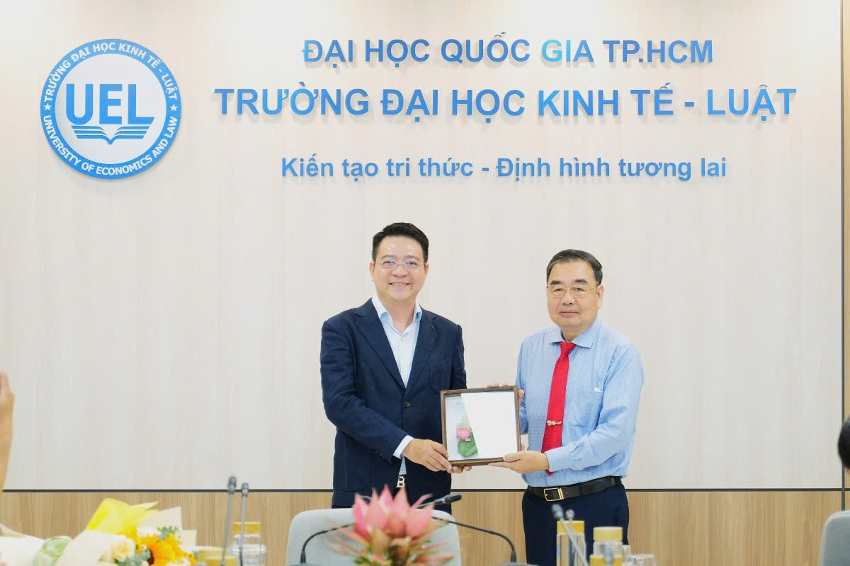 Trường Đại học Kinh tế - Luật, ĐHQG Tp.HCM trao tặng thư cảm ơn cho đại diện Công ty Cổ phần Tập đoàn Bảo hiểm DBV