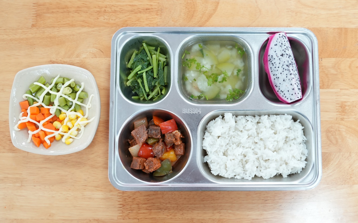 Phần ăn của các em học sinh tiểu học sau khi triển khai “Quầy Buffet Rau Củ”