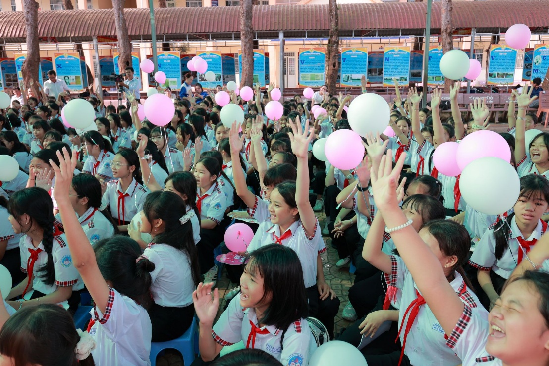 Không khí chương trình cởi mở, sôi động, nữ sinh hào hứng tham gia chia sẻ, thảo luận trực tiếp với chuyên gia về các vấn đề tuổi dậy thì đang gặp phải