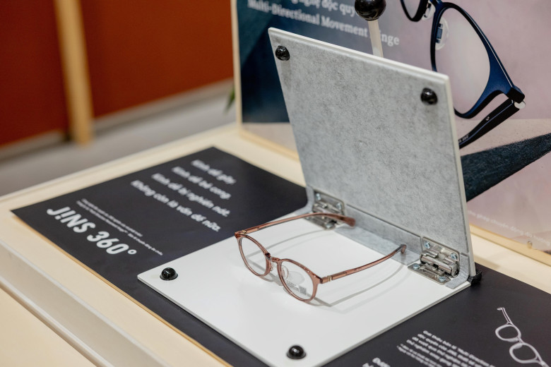 Khu JINS 360° - nơi trưng bày dòng kính với bản lề xoay đa hướng, công nghệ độc quyền của JINS, cho phép gập, xoay linh hoạt mà không biến dạng hay vỡ gọng kính.