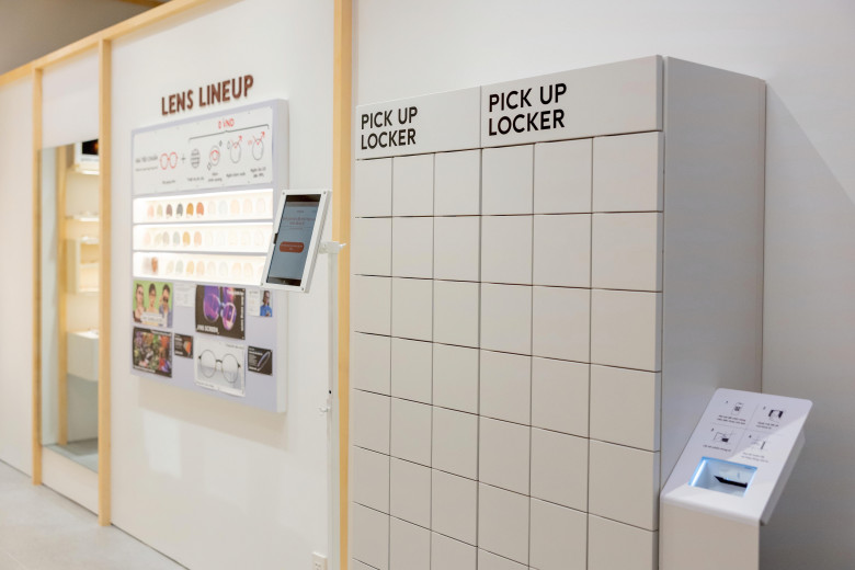 Khu Pick up Locker – nơi khách hàng nhận kính dễ dàng chỉ với thao tác quét mã, không cần phải chờ đợi.