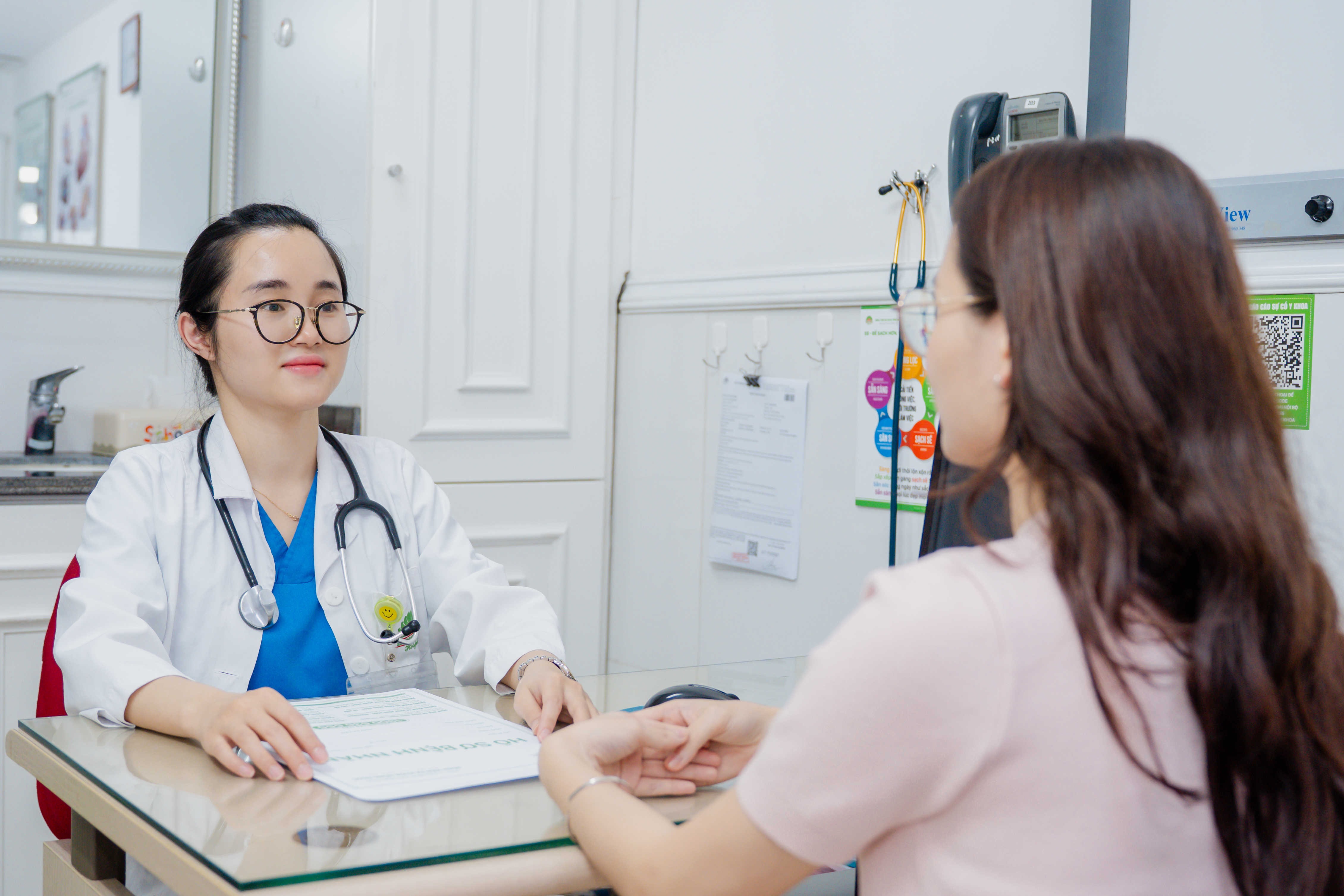 BSCKI Huỳnh Thị Hoài Trang chia sẻ với bệnh nhân