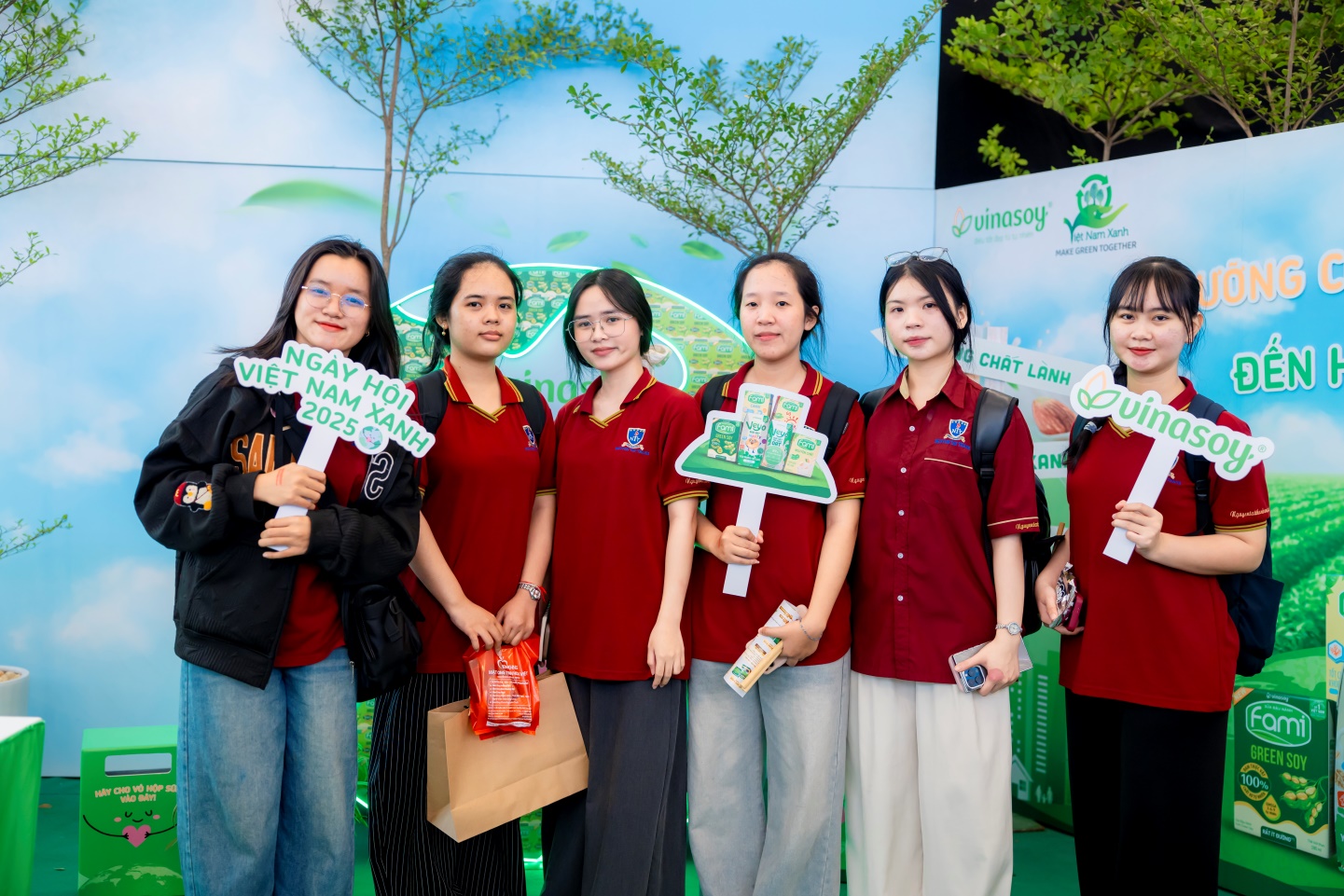 Vinasoy luôn là người bạn đồng hành chăm sóc sức khoẻ cho mọi người, mọi nhà.