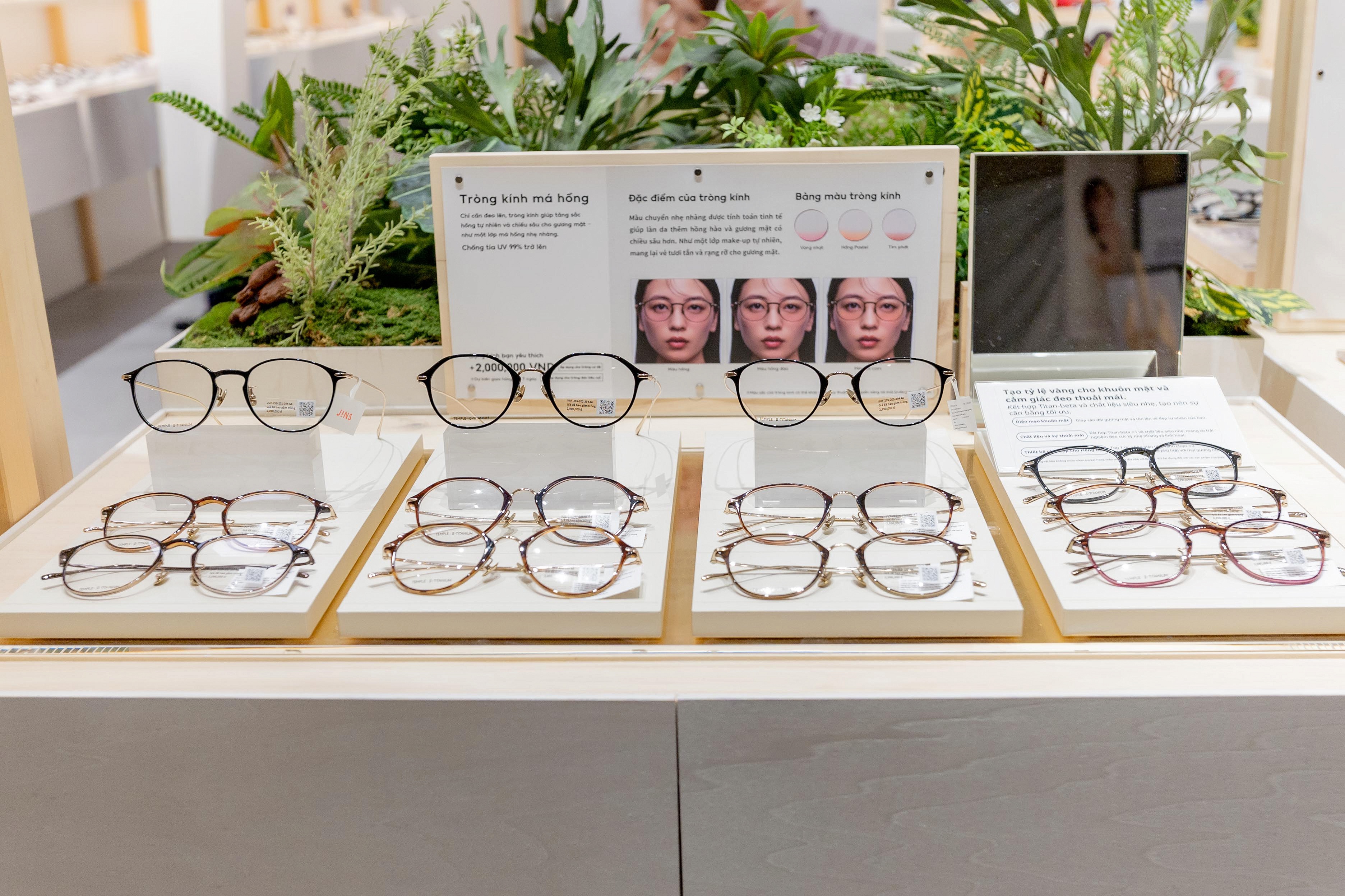 Thiết kế kết hợp giữa tính thẩm mỹ tinh tế và công năng thông minh, giúp tôn lên đường nét gương mặt thông qua hiệu ứng làm đẹp tự nhiên của tròng kính, từ tròng má hồng đến tròng che khuyết điểm.