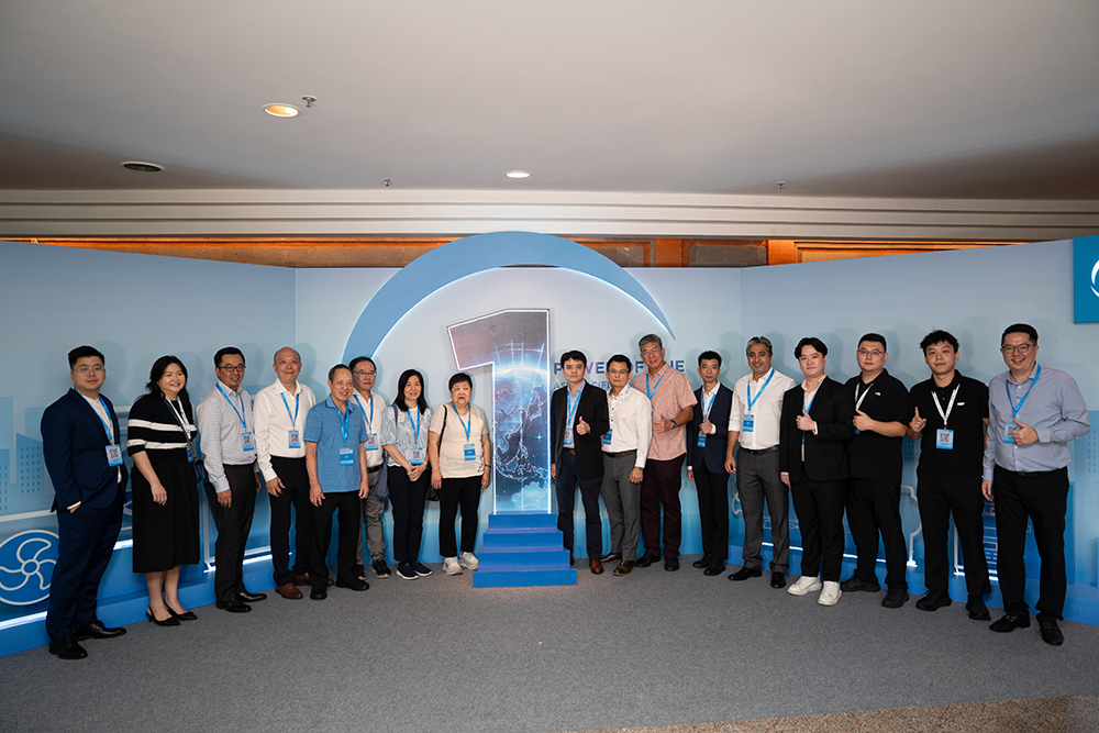 Đại diện Ban Lãnh đạo cùng khách mời chụp ảnh lưu niệm tại khu vực Photo Wall, đánh dấu khoảnh khắc ý nghĩa trong chương trình