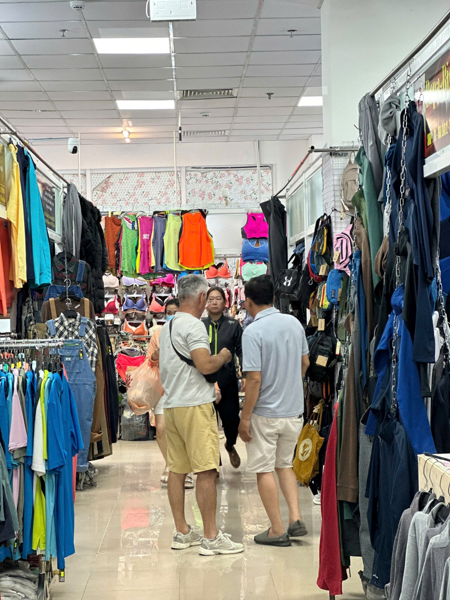 Việt Nga Mall chính thức ra mắt: không gian mua sắm hiện đại và đa dạng đặc sản xứ lạnh giữa lòng Sài Gòn - 3