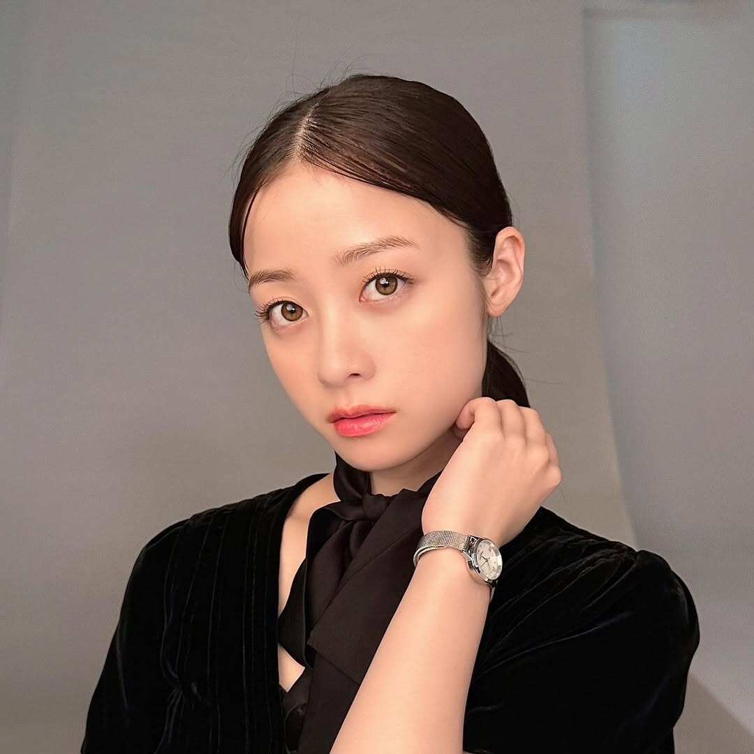 Phong cách thời trang của Hashimoto Kanna thiên về sự tối giản và thanh lịch. Cô ưa chuộng các gam màu pastel, trắng, đen và be; chuộng váy dáng ngắn, áo len, cardigan, váy hoa nhí. Khi dự sự kiện, cô chọn trang phục tinh tế, phom dáng chuẩn, tôn vẻ nhẹ nhàng và hiện đại.